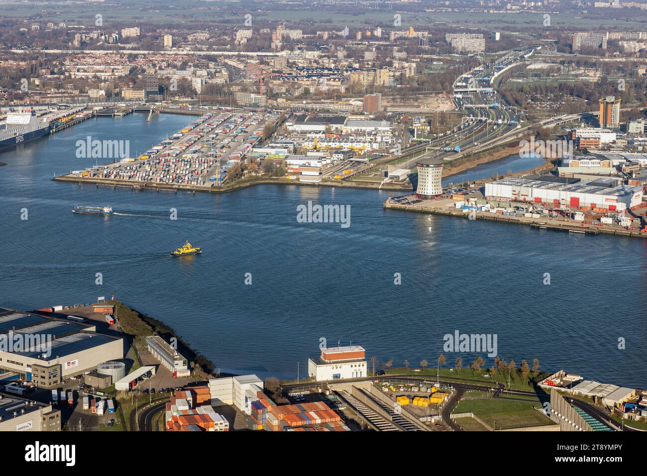 Rotterdam, pays-Bas - 14 décembre 2022 : vue aérienne de la rivière Nieuwe maas dans le port industriel de Rotterdam Banque D'Images