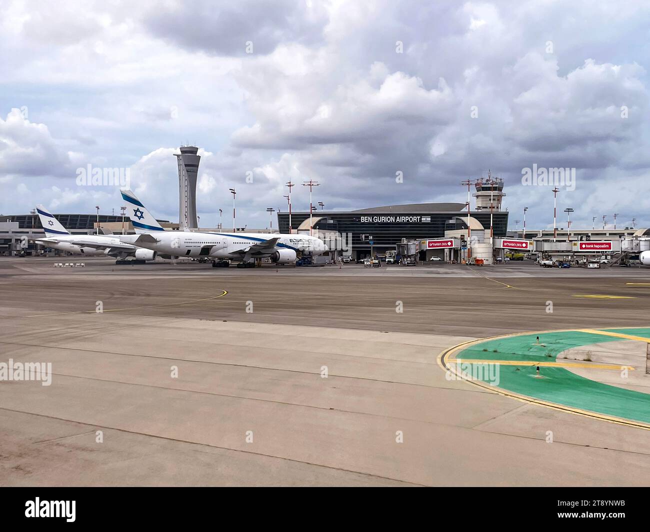 Tel Aviv, Israël - OCT1, 2023 : vue extérieure de l'aéroport international TLV Ben Gurion et des avions El-Al stationnés sur l'aire de trafic. Banque D'Images