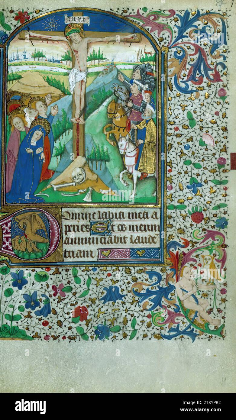 Livre d'heures, Crucifixion, avec l'initiale habitée 'd' contenant du pélican tirant du sang de sa poitrine pour nourrir les jeunes, ce Livre d'heures a été achevé pour l'usage de Reims ca. 1450-1475 dans le nord-est de la France Banque D'Images