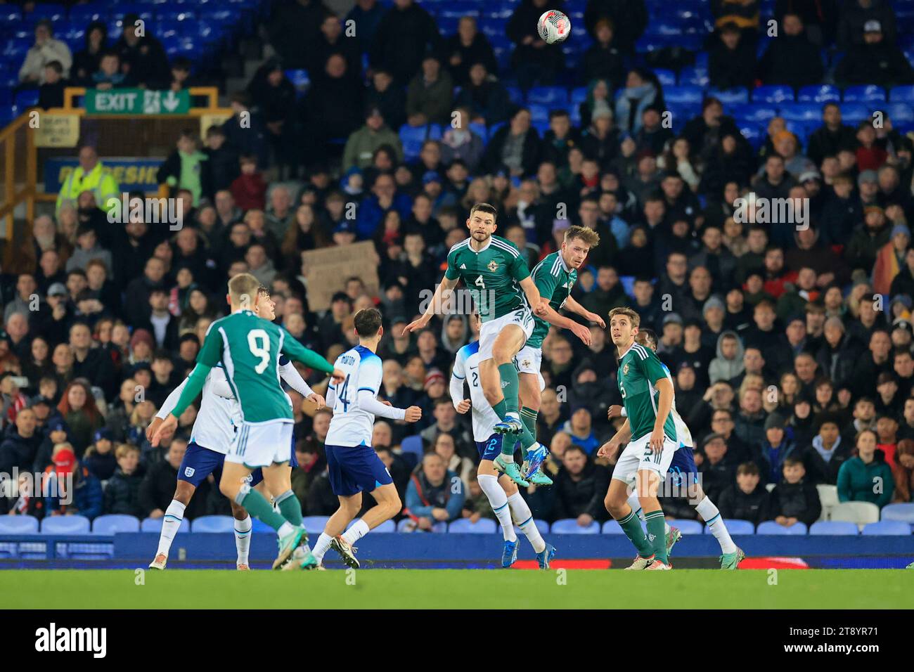 Liverpool, Royaume-Uni. 21 novembre 2023. Michael Forbes #4 de l'Irlande du Nord U21 dirige le ballon lors du match de qualification de l'UEFA Euro U21 Angleterre U21 vs Irlande du Nord U21 à Goodison Park, Liverpool, Royaume-Uni, le 21 novembre 2023 (photo de Conor Molloy/News Images) à Liverpool, Royaume-Uni le 11/21/2023. (Photo de Conor Molloy/News Images/Sipa USA) crédit : SIPA USA/Alamy Live News Banque D'Images