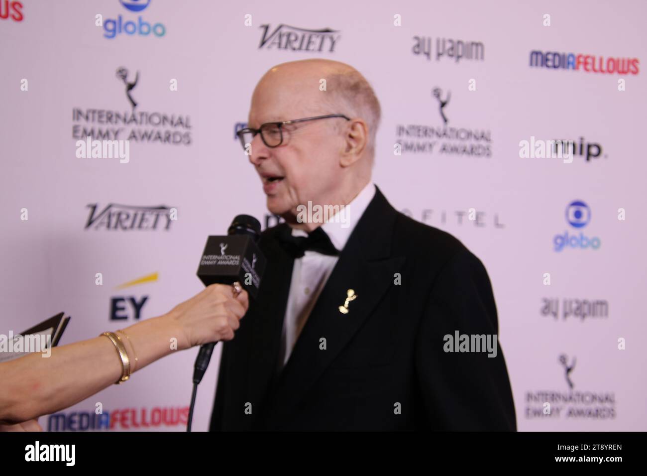 Midtown Hilton Hotel, 1335 6th Ave, New York, NY 10019 États-Unis. 20 novembre 2023. Bruce Paisner, président et chef de la direction de l’International Academy of Television Arts & Sciences arrive sur le tapis rouge, avant d’apparaître comme présentateur aux International Emmy Awards 2023 au Midtown Hilton de New York. Crédit : ©Julia Mineeva/EGBN TV News/Alamy Live News Banque D'Images