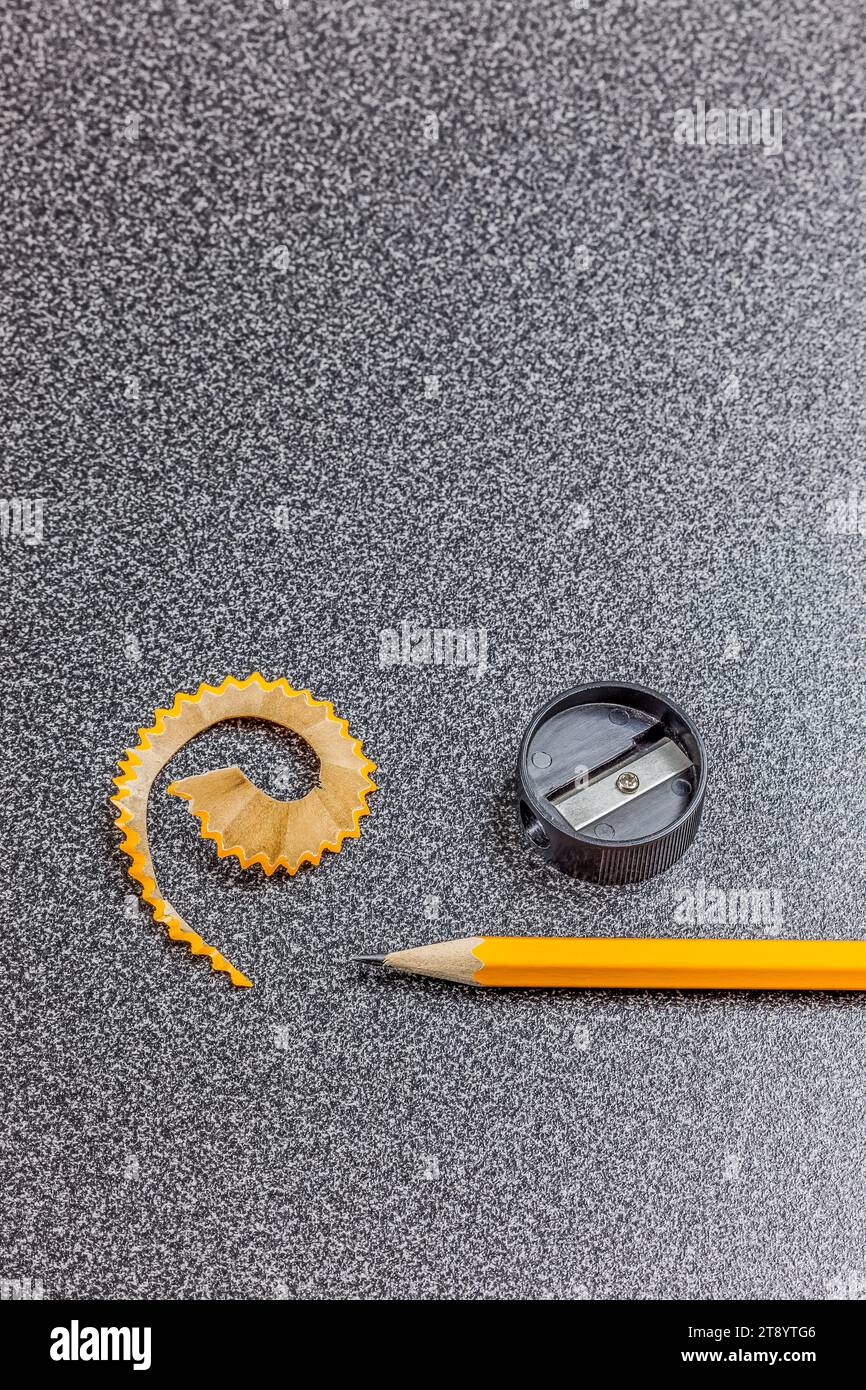 Gros plan d'un crayon, d'un taille-crayon et d'un crayon rasant sur le bureau Banque D'Images