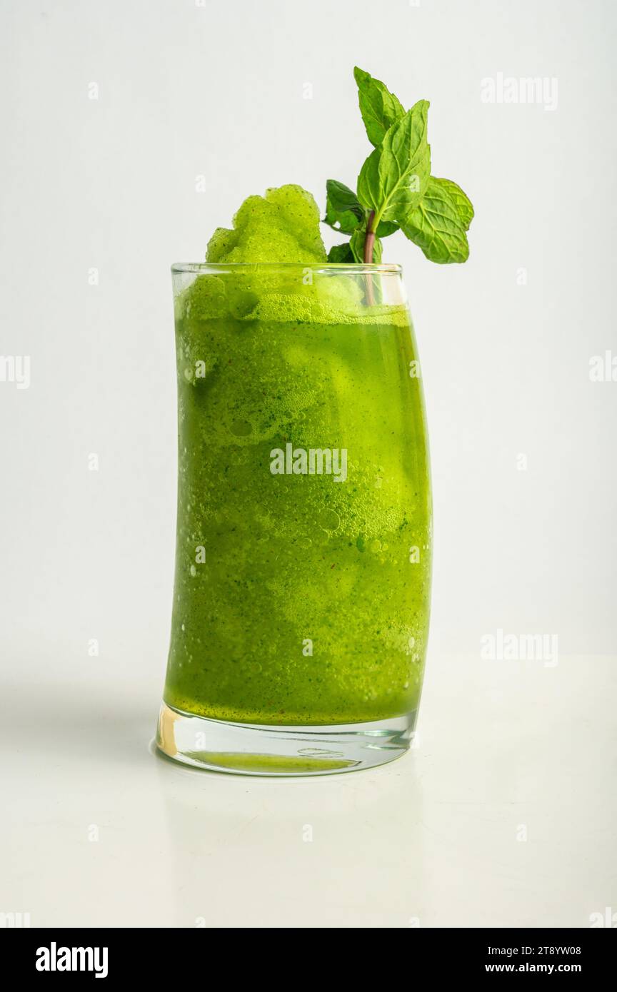 Smoothie d'été rafraîchissant sain vert avec de la menthe rafraîchissante Banque D'Images