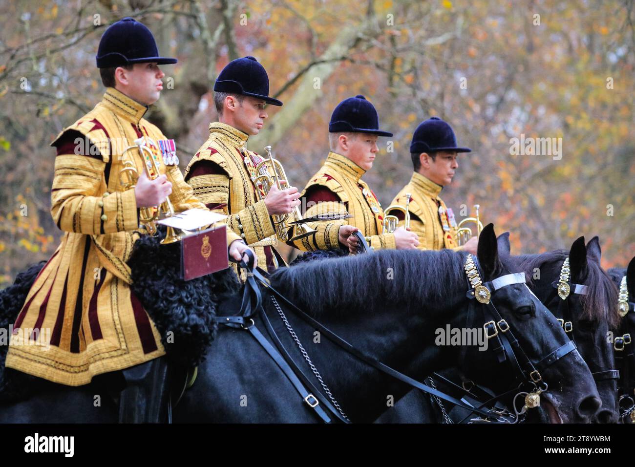 Londres, Royaume-Uni. 21 novembre 2023. La bande montée de la Household Cavalry. Les troupes se déplacent le long du Mall, accompagnant les chariots transportant des membres de la famille royale britannique et les visiteurs de l'État de Corée du Sud. Le Président de la République de Corée, son Excellence Yoon Suk Yeol, accompagné de Mme Kim Keon Hee, effectue une visite d’État au Royaume-Uni en tant qu’invité de leurs Majestés le Roi et la Reine. Crédit : Imageplotter/Alamy Live News Banque D'Images