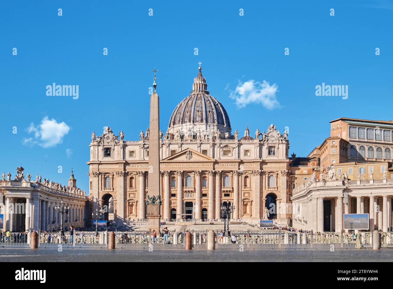 Rome, Italie -Vatikan octobre 29 2023 : vue de la basilique Saint-Pierre et sa façade avec sculptures, obélisque et dôme avec ciel bleu Banque D'Images