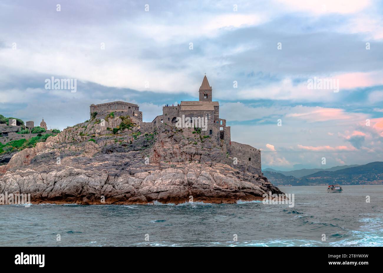 L'église catholique romaine médiévale de San Pierto, en regardant au-dessus du promontoire à Porto Venere, la Spezia, Italie. Banque D'Images