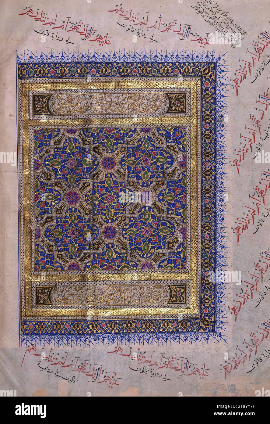 Manuscrit enluminé, Coran, Frontispice, cette copie timuride illuminée grand format du Coran aurait été produite dans le nord de l'Inde au IXe siècle AH / quinzième EC. Le manuscrit s'ouvre sur une série de frontispièces illuminés. Le texte principal est écrit dans un grand script vocalisé polychrome muḥaqqaq. Les explications marginales de la lecture de mots et de phrases particuliers sont en thuluth et naskh, et il y a traduction interlinéaire persan en naskh écriture rouge Banque D'Images