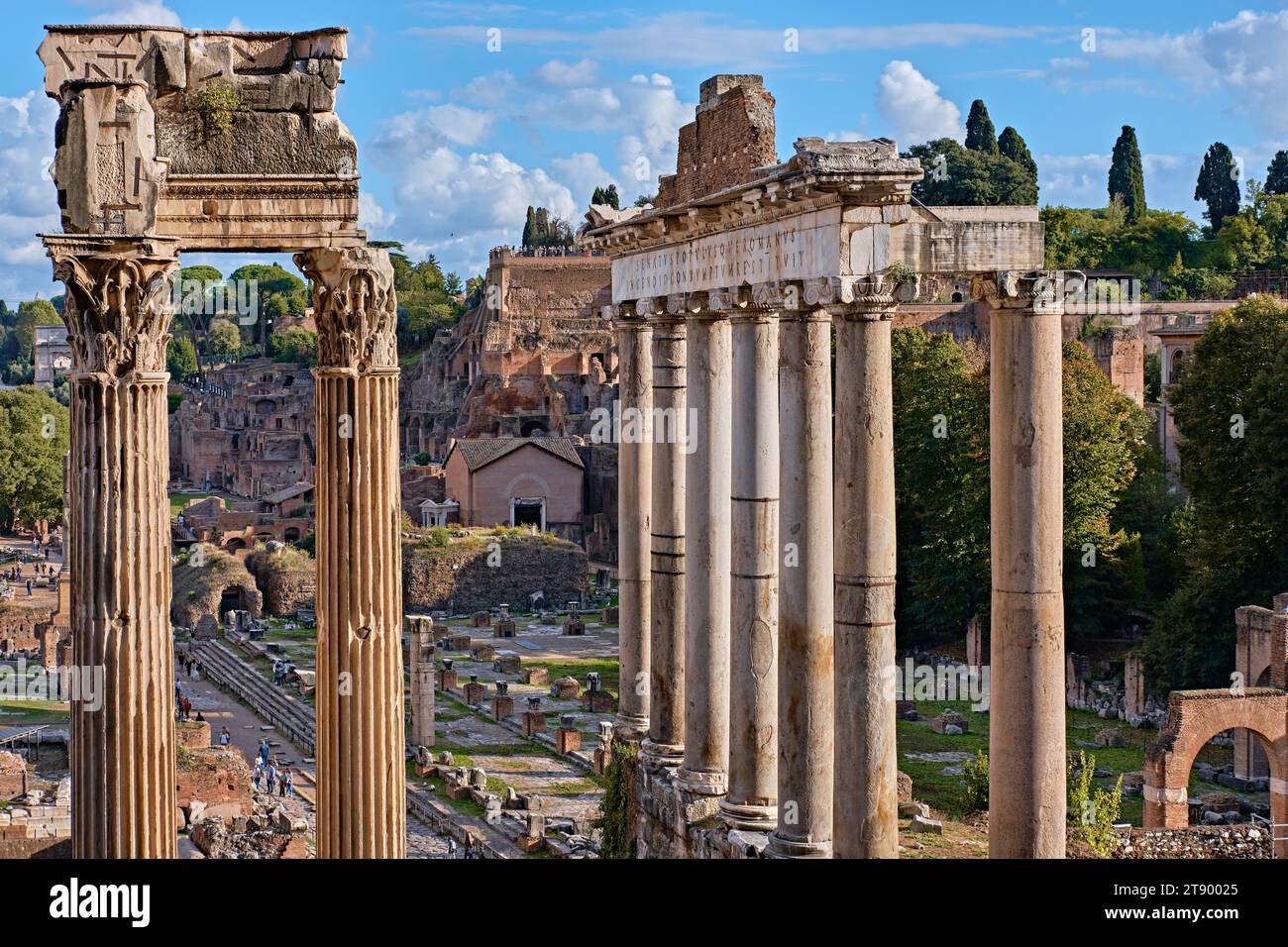 Rome, Italie - octobre 29 2023 : Forum romain (Foro Romano), Temple de Saturne et Arc de Septime sévère, site du patrimoine mondial de l'UNESCO Banque D'Images