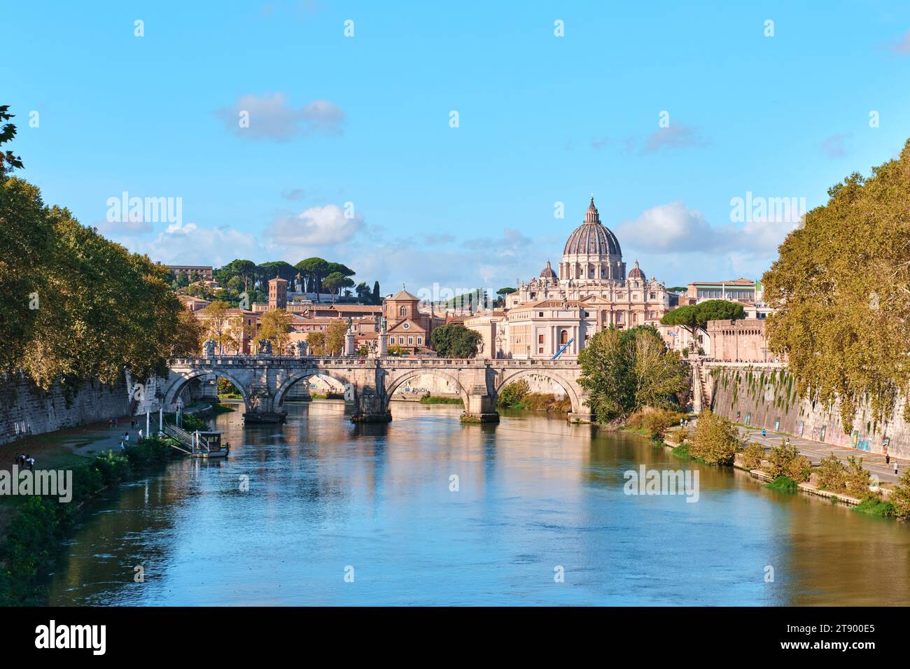 Rome, Italie - novembre 4 2023 : vue sur le Tibre, le pont Sant Angelo et Saint-Ange Basilique Peters dans le fond lointain Banque D'Images