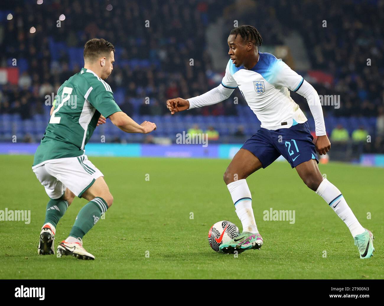 Goodison Park, Liverpool, Royaume-Uni. 21 novembre 2023. Euro 2025 Group F qualifier football, Angleterre U21s contre Irlande du Nord U21s ; Jamie Bynoe-Gittens d'Angleterre affronte Carl Johnston d'Irlande du Nord Credit : action plus Sports/Alamy Live News Banque D'Images