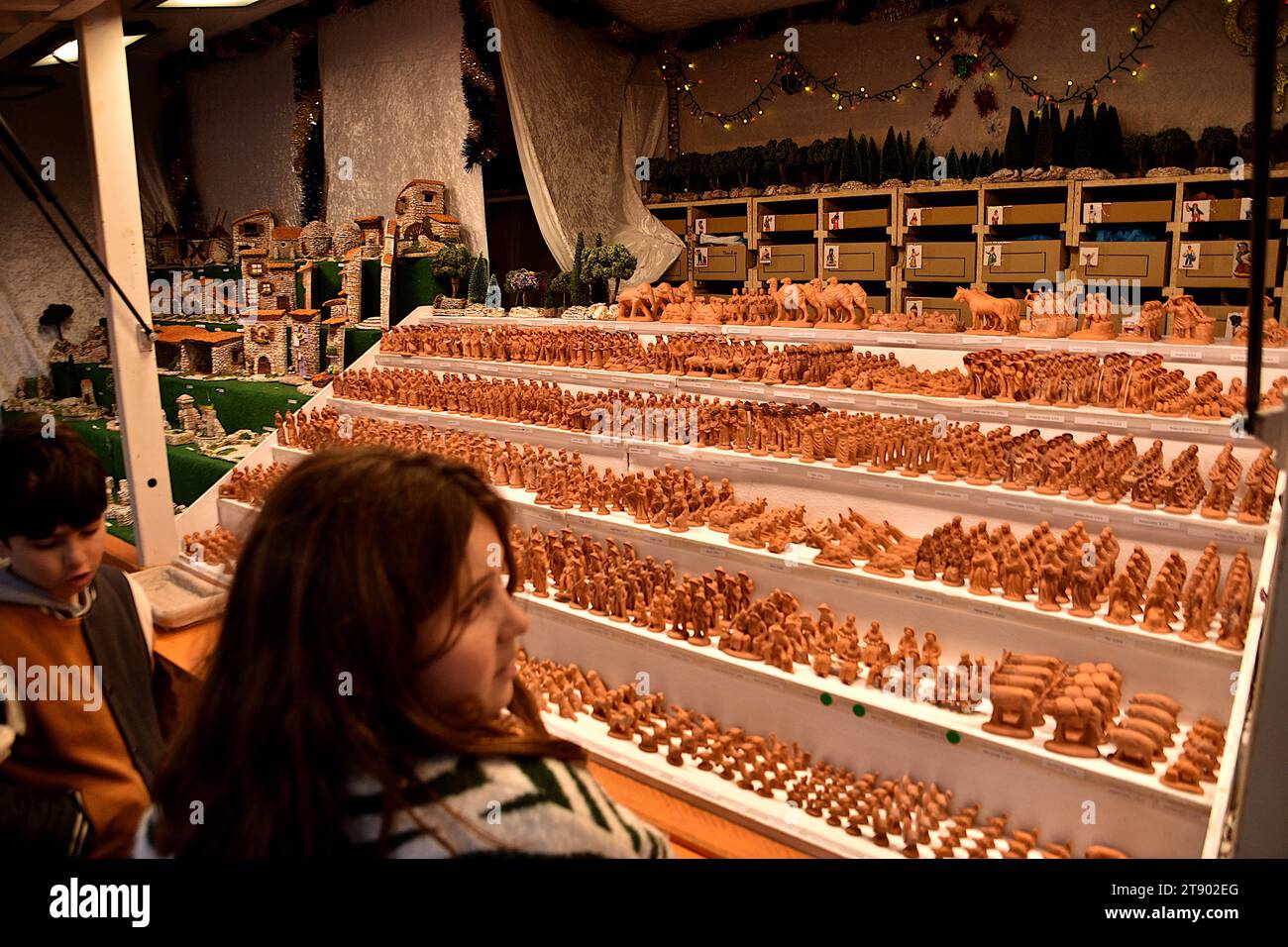 Marseille, France. 18 novembre 2023. Les enfants regardent les santons de Provence lors de la foire des santons à Marseille. La 221e édition de la Foire aux santons, qui réunit cette année 23 fabricants de santons des quatre coins de Provence, se tiendra sur le Quai du Port du 18 novembre au 31 décembre 2023. (Photo Gerard Bottino/SOPA Images/Sipa USA) crédit : SIPA USA/Alamy Live News Banque D'Images