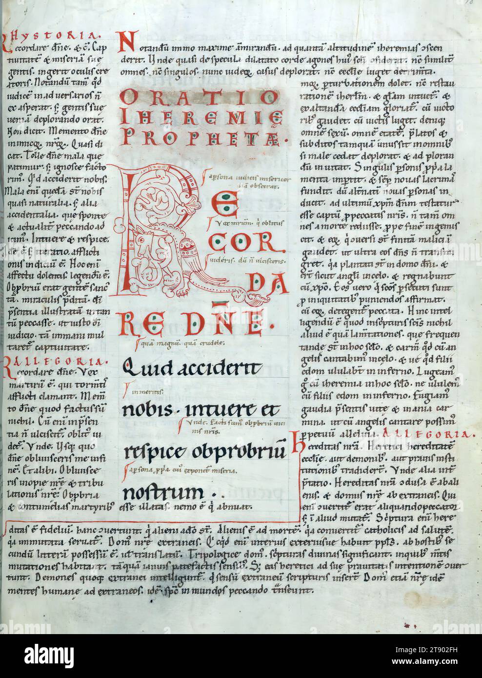 Manuscrit enluminé, brillant sur les lamentations de Jérémie, initial R avec un dragon, cette copie illustrée des lamentations de Jérémie avec la gloss (ou interprétation) de Gilbert d'Auxerre a été écrite en Autriche dans la seconde moitié du XIIe siècle et provient du monastère de Seitenstetten. Gilbert meurt en 1134, et le manuscrit est un témoin précoce et important de son texte. Le gloss est écrit dans un petit script et est à la fois interlinéaire et marginal. Cette disposition est typique des livres glossés de la Bible du XIIe siècle Banque D'Images