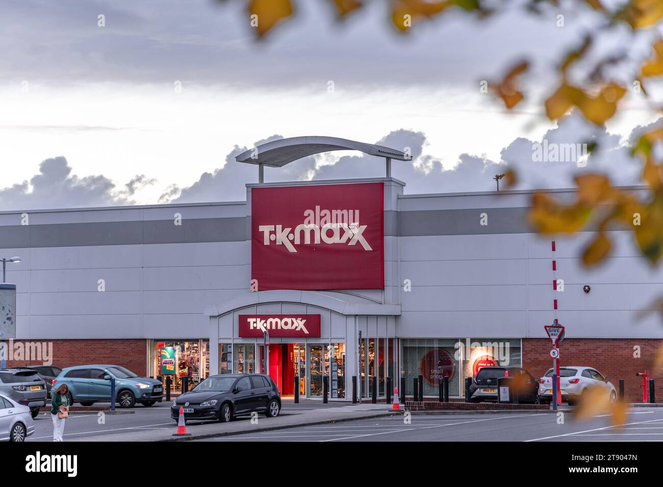 Bristol , Royaume-Uni - 24 octobre 2023 : TK Maxx, enseigne de magasin de mode discount au Royaume-Uni au crépuscule d'automne Banque D'Images