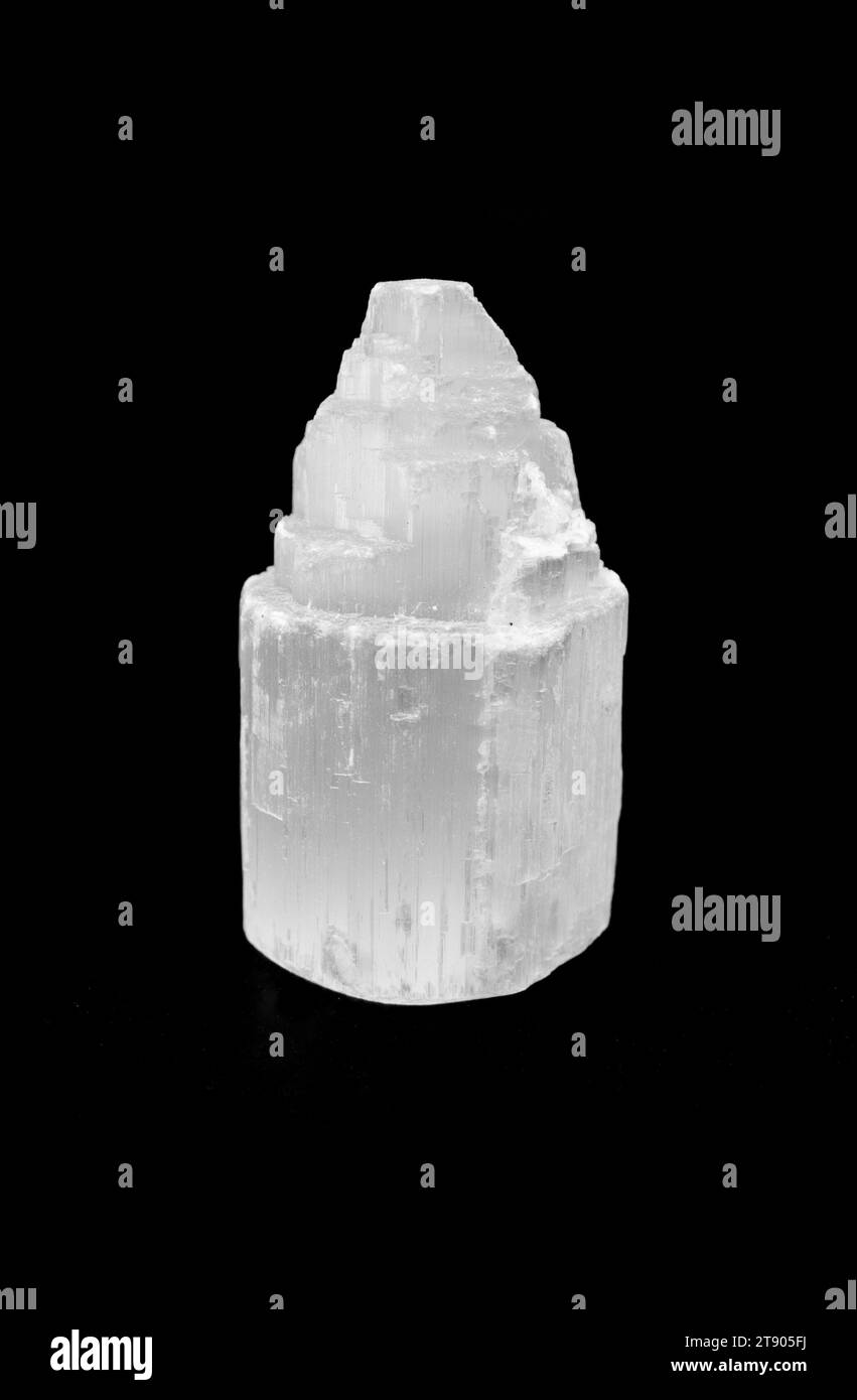 Grappe de cristal de baguette de pilier de sélénite isolée sur un fond noir Banque D'Images