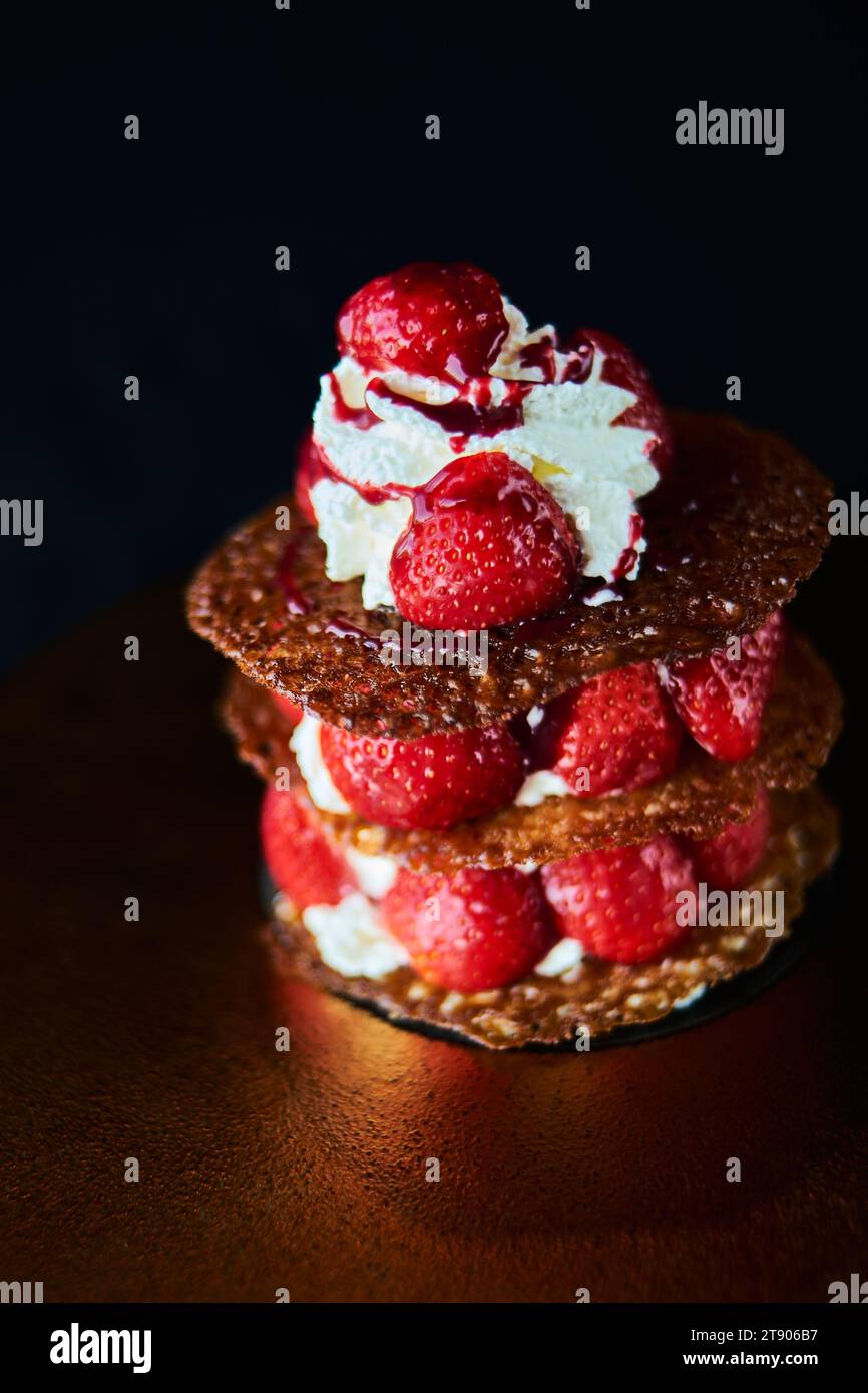 Dessert gâteau croustillant fraises crème fouettée Banque D'Images