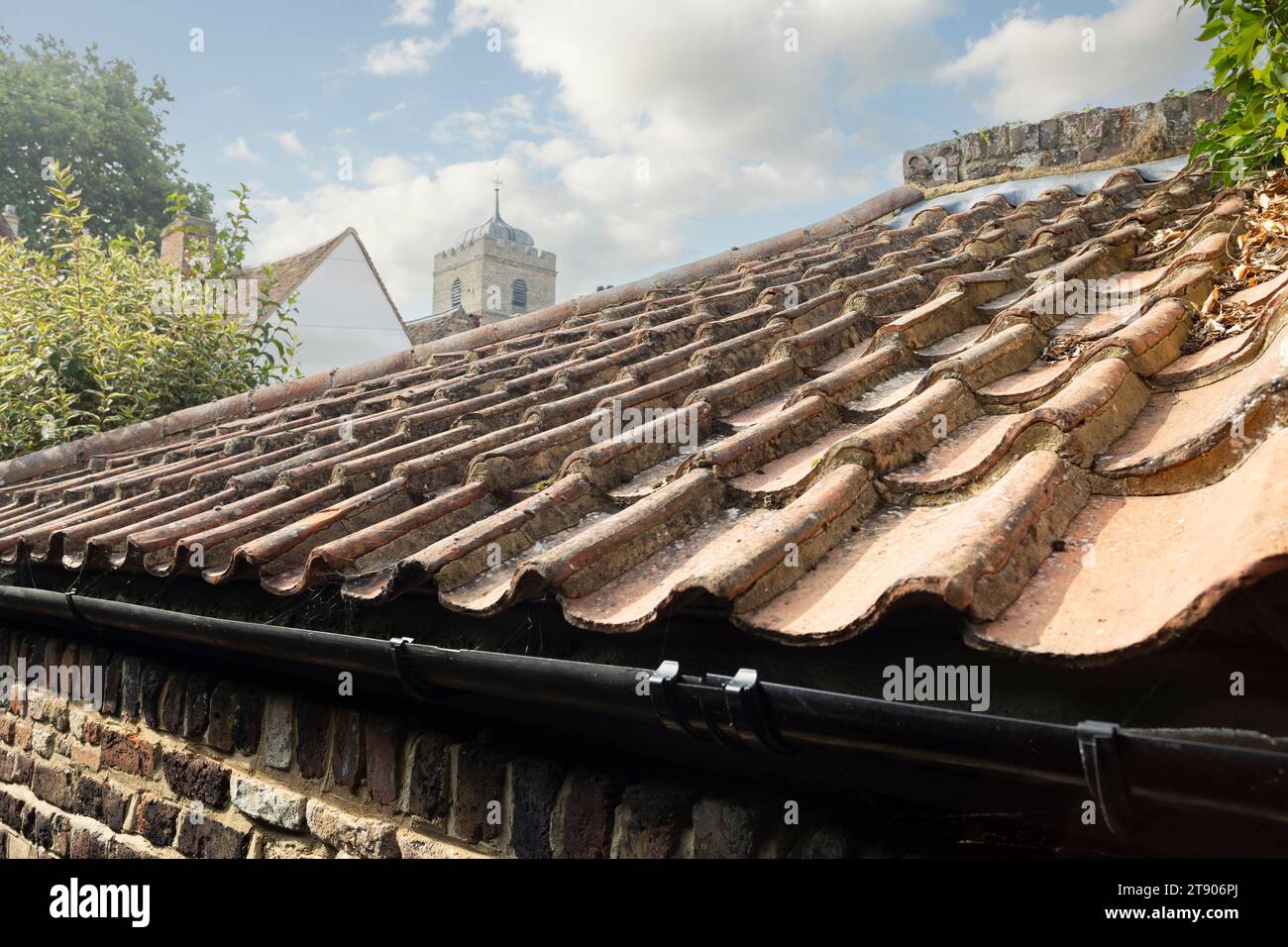 Gros plan de carreaux d'argile. Vieilles tuiles sur la maison Banque D'Images