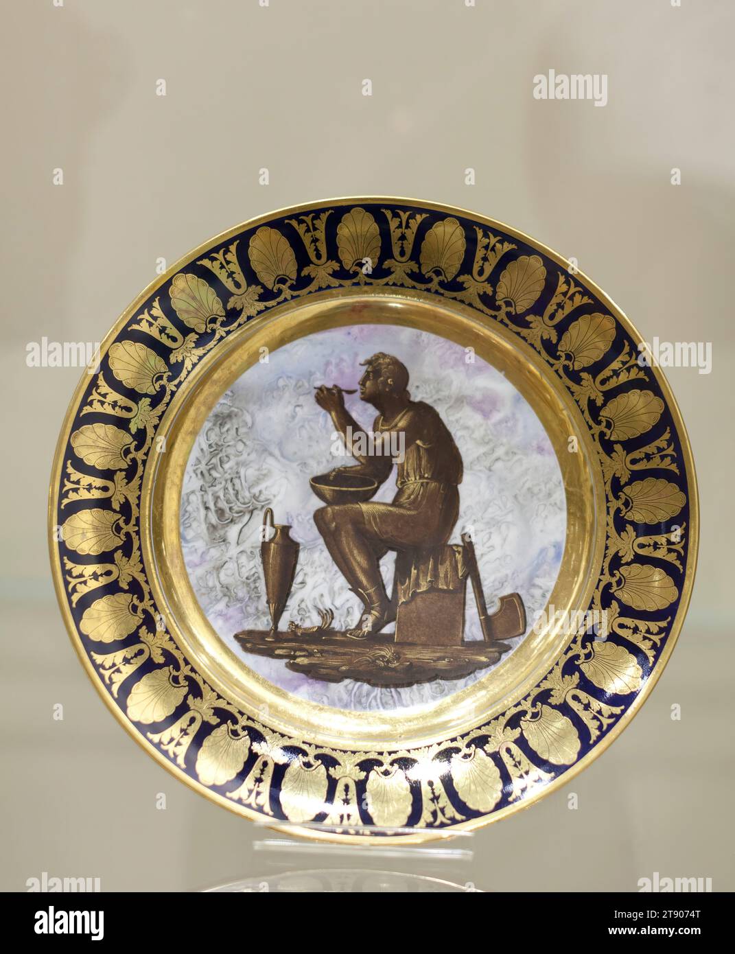 Assiette à dessert avec figure assise, vers 1810, Pierre-André le Guay ; Décorateur : Joseph Léopold Weydinger ; Fabricant : porcelaine de Sèvres, Paris, 1756–présent, 1 3/8 x 9 1/8 x 9 1/8 po. (3,49 x 23,18 x 23,18 cm), porcelaine avec décoration émaillée et dorure, France, 19e siècle Banque D'Images