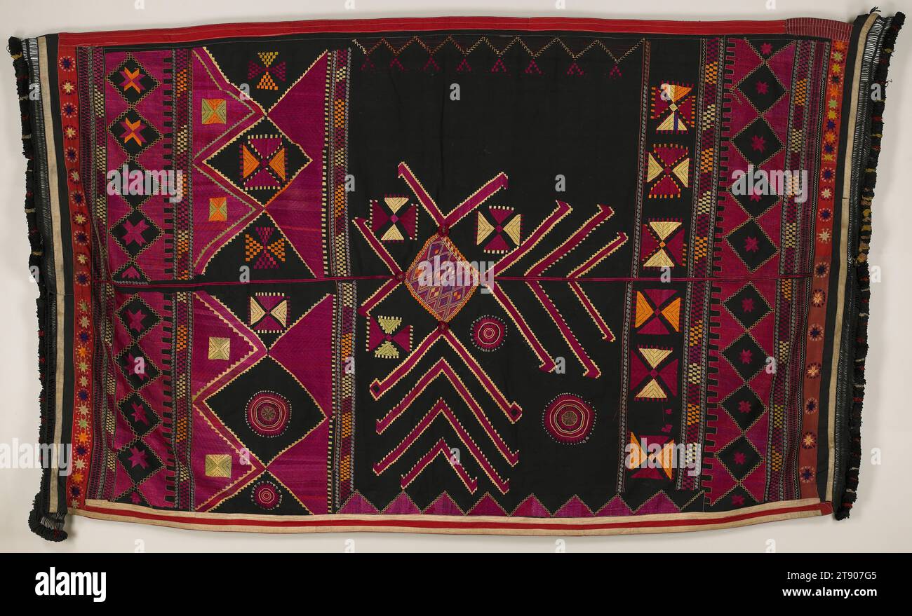 Voile de femme (chadar), milieu du 20e siècle, 93 x 54 po. (236,22 x 137,16 cm), coton, soie, fils métalliques ; broderie, Pakistan, 20e siècle, les Mangal sont un groupe nomade habitant les zones frontalières dans la région est de l'Afghanistan / ouest du Pakistan. Bien que leur broderie révèle l'influence d'autres communautés dans les deux pays, ce voile, avec son haut degré d'abstraction, semble être unique Mangal. La couture « à l'envers » le long d'un bord montre où le voile a été replié pour encadrer le visage de l'utilisateur avec une bordure brodée de motif triangulaire Banque D'Images