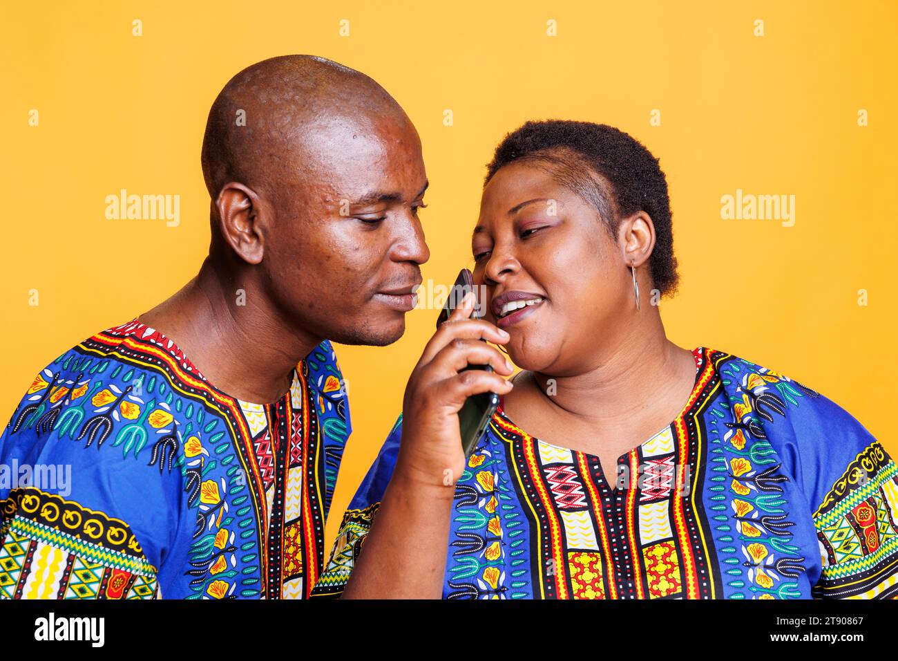 Homme et femme couple utilisant le téléphone portable comme microphone. Chanteurs afro-américains chantant ensemble dans le micro smartphone, enregistrant la chanson avec l'application d'enregistreur vocal téléphonique Banque D'Images