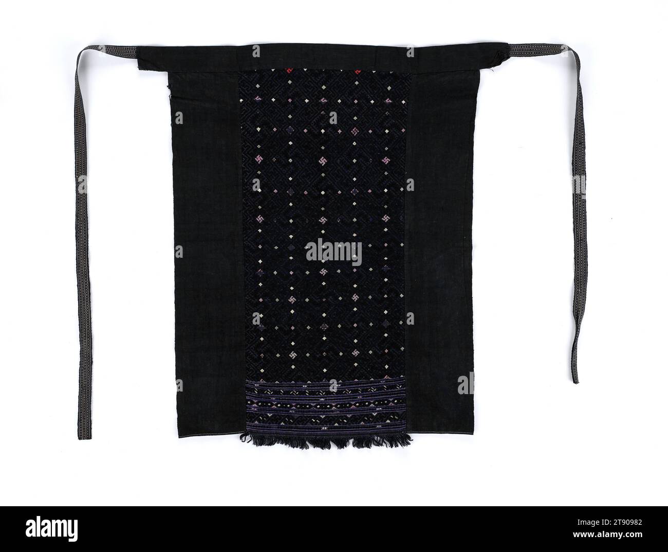 Tablier de festival, c. 1970s-1980s, 27 11/16 x 26 1/8 po. (70,33 x 66,36 cm) (à la ceinture, sans cravates ni franges), coton, Chine, 20e siècle Banque D'Images