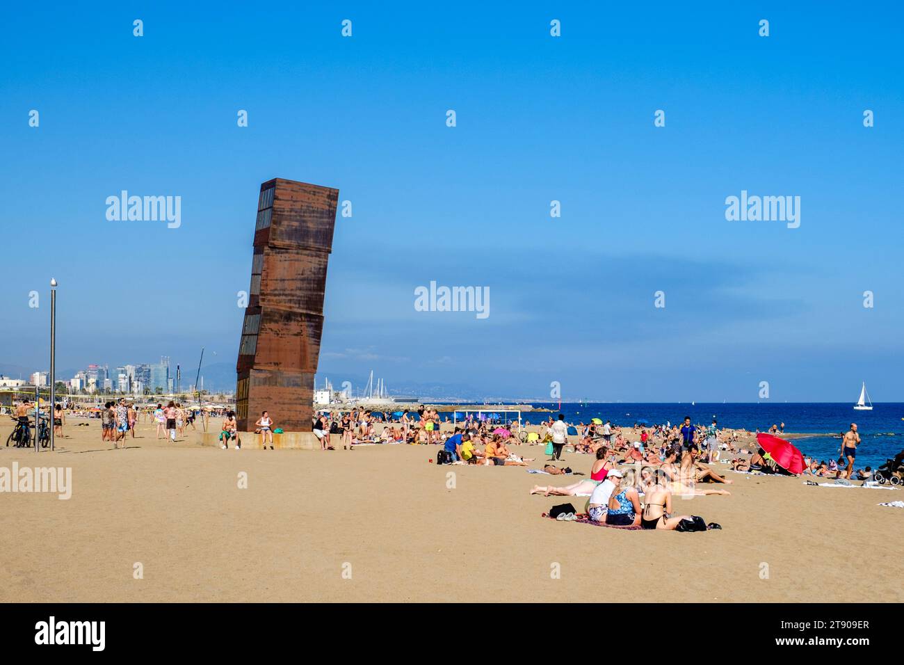 L'estel Ferrit, L'étoile blessée, sculpture abstraite moderne en acier de Rebecca Horn, les gens de la plage de Sant Miquel, plage de Barceloneta, Barcelone, Espagne Banque D'Images