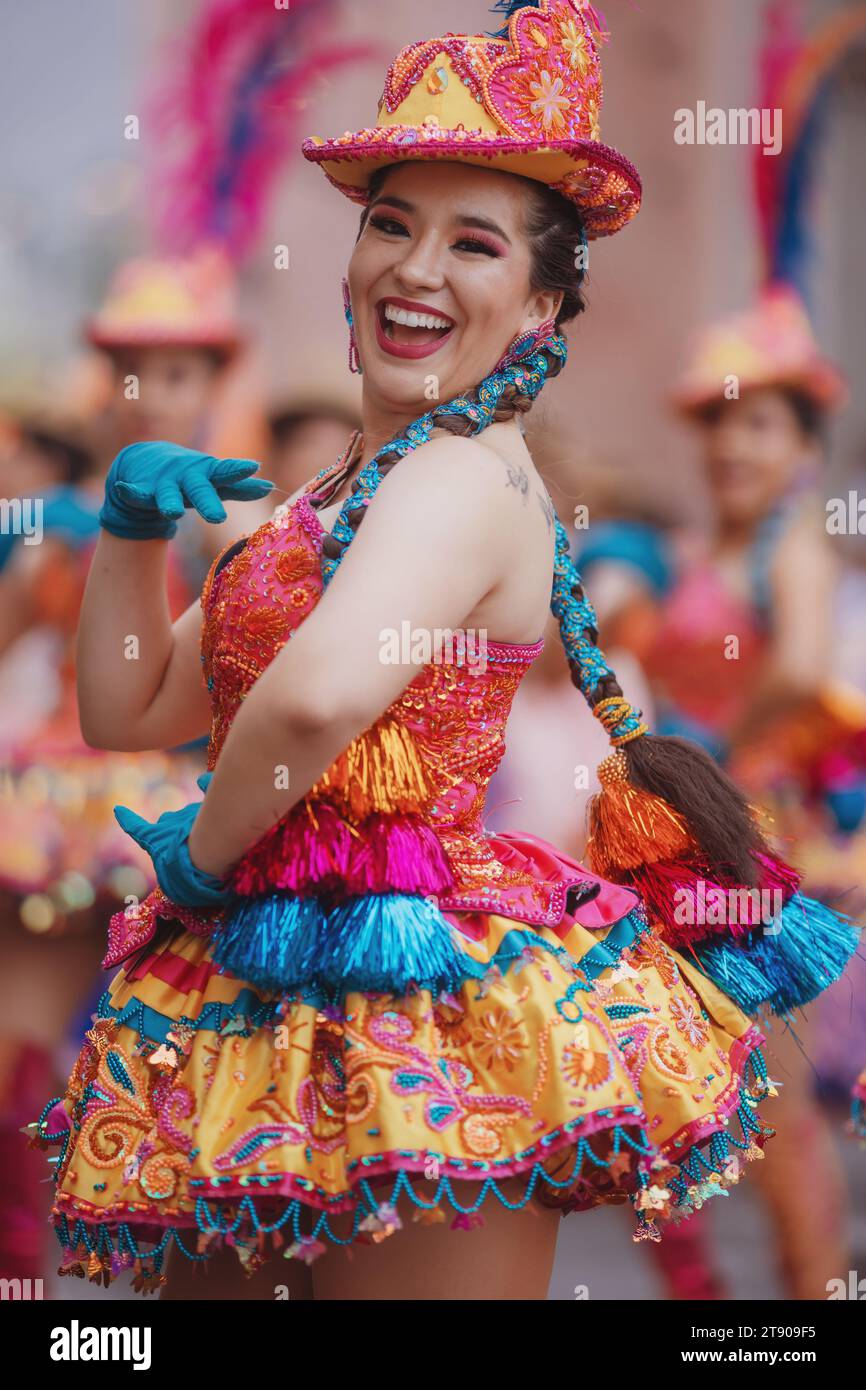 Lima, Pérou, samedi 18 novembre 2023. Danseurs dans le défilé traditionnel pour la Festivité de la Vierge de Candelaria dans le centre de Lima Banque D'Images