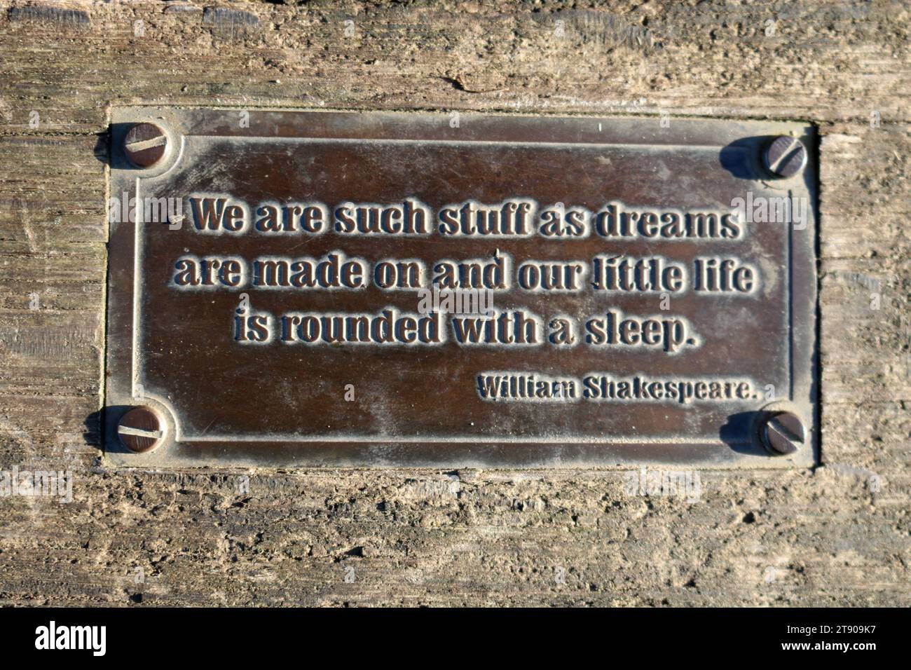 Citation shakespearienne sur une plaque sur un siège à Arnside Knott, Cumbria. Nous sommes des choses comme les rêves sont faits sur et notre petite vie est arrondie par un sommeil. Banque D'Images