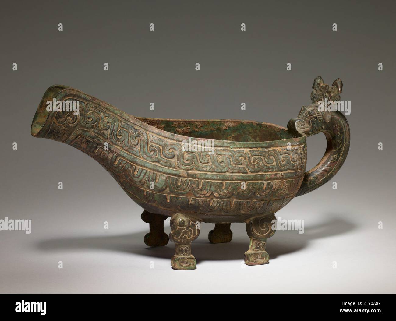 Navire d'eau Yi, 9e-8e siècle av. J.-C., 6 5/16 × 11 7/8 × 5 5/8 po., 4,2 lb. (16 × 30,2 × 14,3 cm, 1,9 kg), Bronze, Chine, 9e-8e siècle av. J.-C., ce récipient en forme de gourde est connu sous le nom de yi et a été utilisé comme récipient à eau. Les Yi apparaissent pour la première fois au cours de la dynastie Zhou du milieu de l'Ouest (c. 976–886 av. J.-C.), et sont prédominants dans les périodes ultérieures des Zhou de l'Ouest et du printemps et de l'automne (c. 885–476 av. J.-C.). Avant de mener une activité rituelle ou de s'asseoir à une fête cérémonielle, la noblesse se lavait les mains avec de l'eau versée à partir d'un yi comme celui-ci. Les fouilles archéologiques révèlent que les yi étaient souvent appariés Banque D'Images