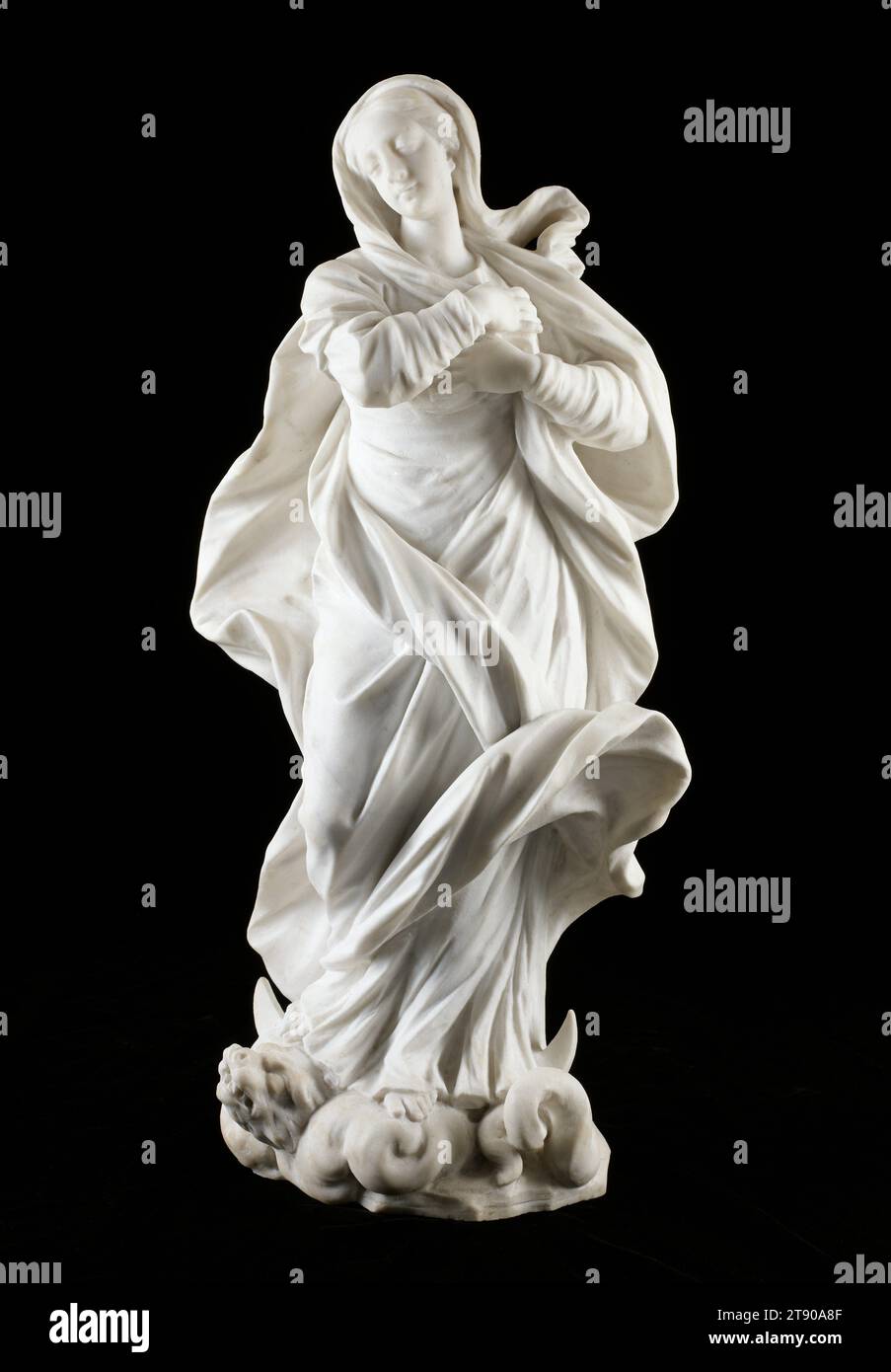 Madonna immaculée, c.1710, Giacomo Antonio Ponsonelli, italien, 1654-1735, 22 x 11 x 7 po (55,88 x 27,94 x 17,78 cm), marbre, Italie, 18e siècle, Ponsonelli présente une vision de la Vierge Marie flottant sur des nuages, un pied fermement posé sur le croissant de lune, l'autre sur un dragon (symbole du diable). La Vierge Immaculée était un sujet populaire auprès des peintres baroques. Comme d’autres artistes, Ponsonelli a amplifié le drame en montrant les vêtements de Marie dans un mouvement tumultueux, sa draperie fouettée par le vent un rendu magistral en marbre. Le plus grand sculpteur de Gênes au début des années 1700, Ponsonelli Banque D'Images