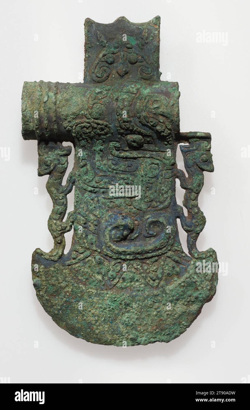 Hache avec douille tubulaire, 11e-10e siècle av. J.-C., 6 1/4 × 3 5/8 × 1 1/4 po., 0,9 lb. (15,88 × 9,21 × 3,18 cm, 0,4 kg), Bronze, Chine, 11e-10e siècle av. J.-C. Banque D'Images