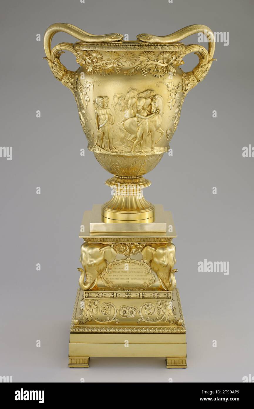 Vase, 1822, Rundell, Bridge & Rundell, Londres, 1788-1843, 28 1/4 x 14 9/16 x 10 po (71,76 x 36,99 x 25,4 cm), Silver-Gilt, Angleterre, 19e siècle, ce vase de présentation a été réalisé en 1822 pour Henry Russell II (1783-1852), représentant britannique à la cour d'Hyderabad de 1811 à 1820, en cadeau des officiers de la brigade Russell, qu'il avait fondée et parrainée. Sa forme est basée sur le vase romain impérial de Buckingham, qui a été découvert en 1769 et gravé par Piranesi en 1778. Le vase de Buckingham a eu une immense influence sur les arts décoratifs de la période néoclassique Banque D'Images