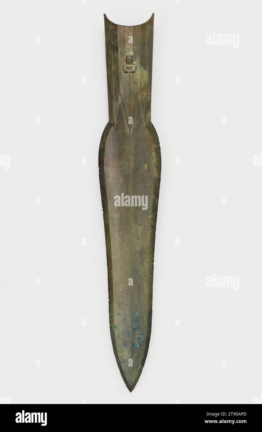 Tête de lance, 4e siècle av. J.-C., 11 7/8 × 1 15/16 × 1 1/8 po., 0,7 lb. (30,16 × 4,92 × 2,86 cm, 0,3 kg)1 9/16 × 15/16 po. (3,97 × 2,38 cm) (partie de l'objet, ouverture), Bronze, Chine, 4e siècle avant notre ère Banque D'Images