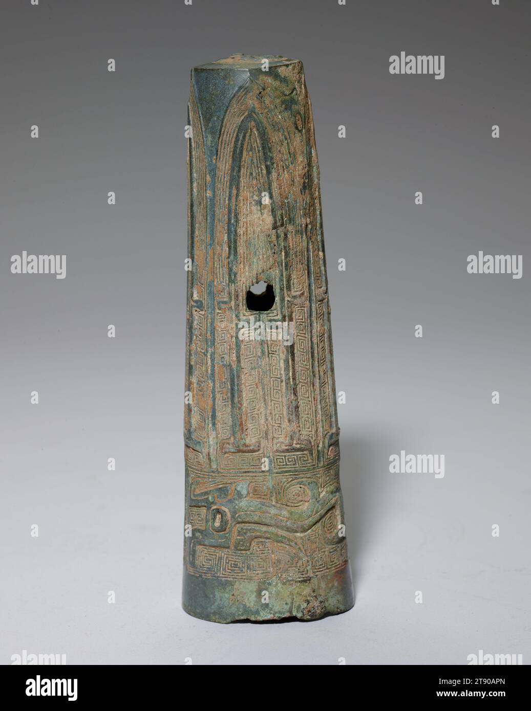 Chapeau d'essieu de chariot Wheel, 11e siècle av. J.-C., 7 5/16 × 2 3/16 × 2 1/4 po., 0,9 lb. (18,57 × 5,56 × 5,72 cm, 0,4 kg), Bronze, Chine, 11e siècle av. J.-C. Banque D'Images