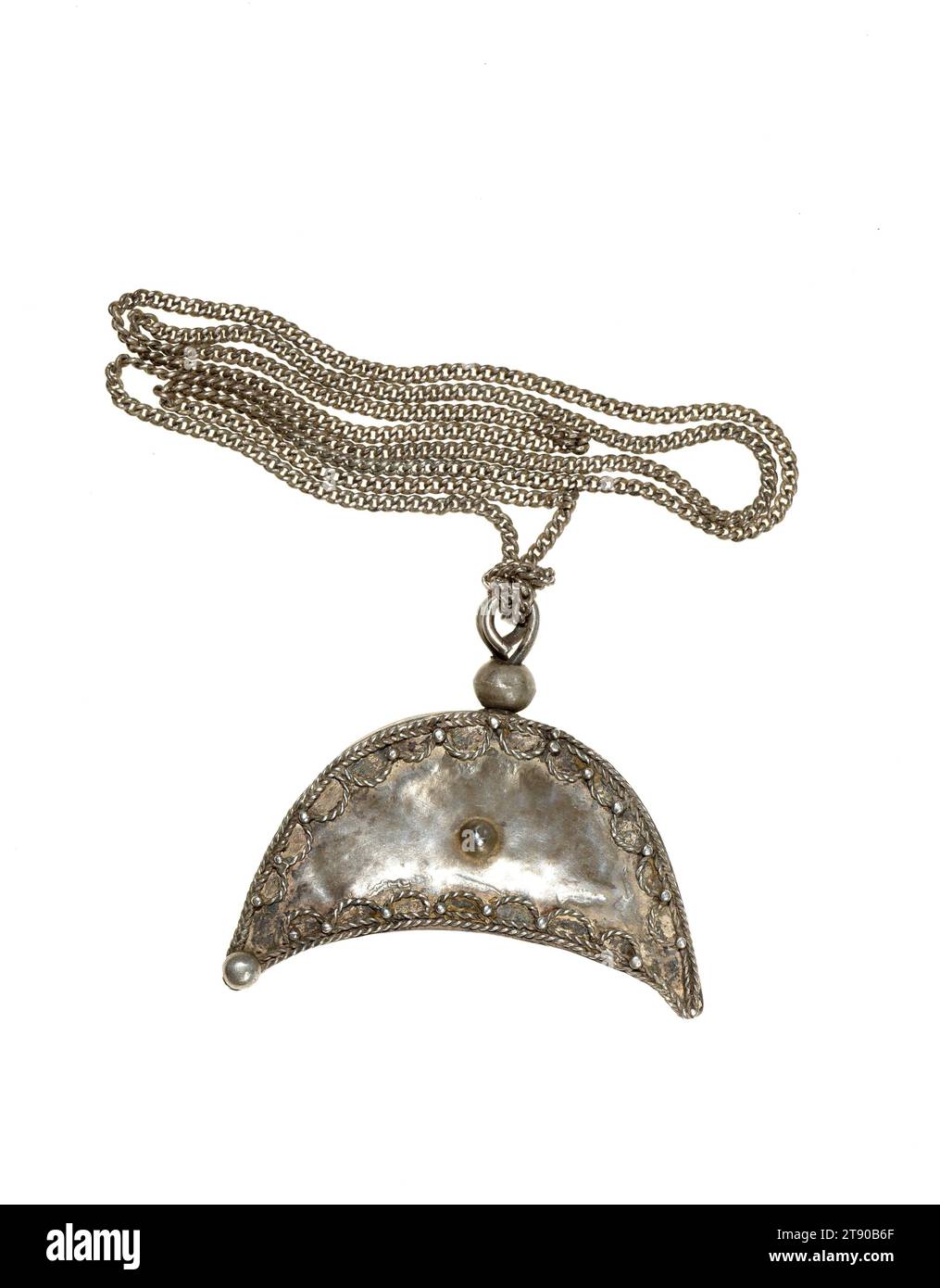 Pendentif avec chaîne, 1 7/8 x 2 1/4 x 7/16 po. (4,76 x 5,72 x 1,11 cm) (pendentif seulement), argent, Sierra Leone Banque D'Images