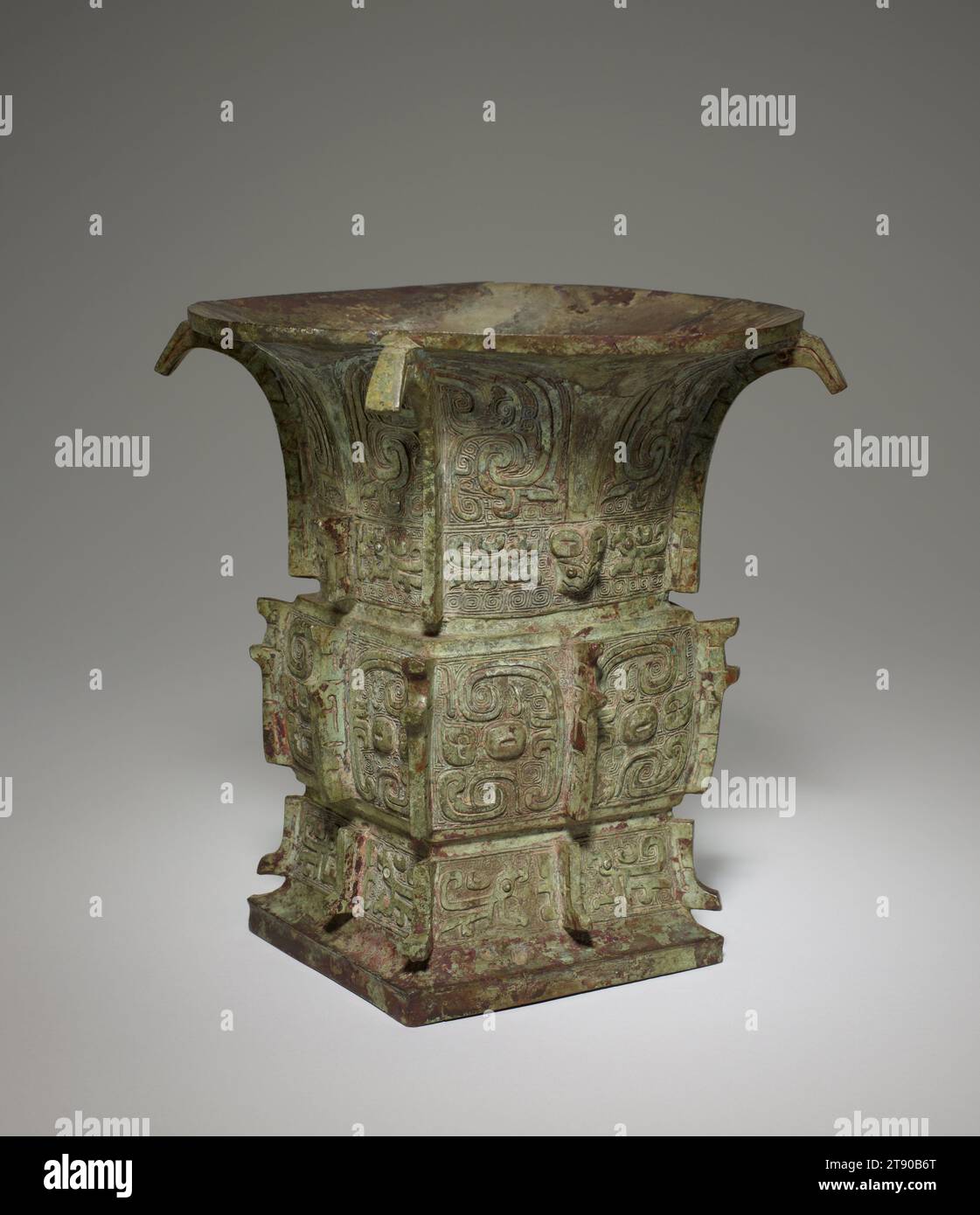 Récipient à vin Zun, 10e siècle av. J.-C., 9 1/16 × 8 1/4 po., 6,2 lb. (23,02 × 20,96 cm, 2,8 kg)5 1/8 × 4 13/16 po. (13,02 × 12,22 cm) (partie de l'objet, pied), Bronze, Chine, 10e siècle avant notre ère Banque D'Images