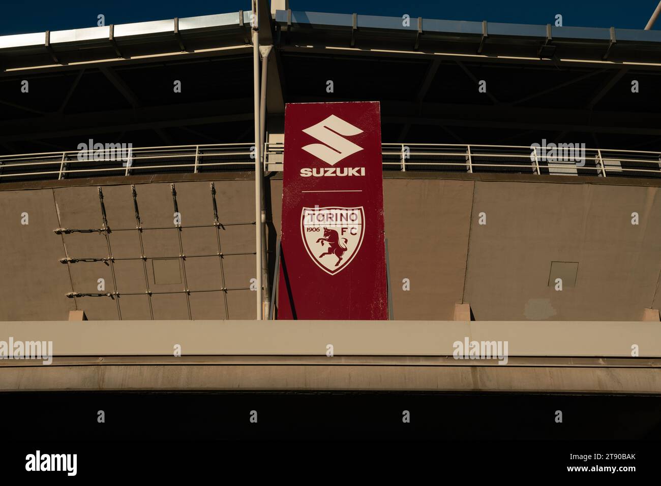 Symbole du club de football de Turin, en arrière-plan le stade appelé il Comunale. Grand Turin. Turin, Italie 11 novembre 2023 Banque D'Images