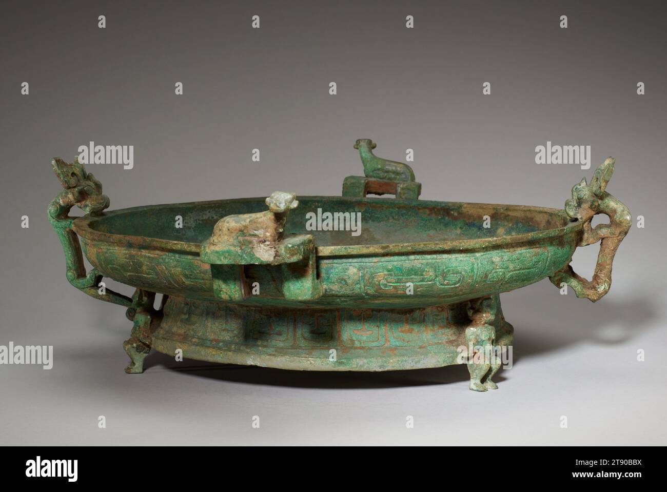 Navire à eau profonde, 9e-8e siècle av. J.-C., 6 3/4 × 19 3/8 × 21 1/4 po., 14,1 lb. (17,15 × 49,21 × 53,98 cm, 6,4 kg), Bronze, Chine, 9e-8e siècle av. J.-C., le bassin pan a commencé à apparaître au début de la dynastie Shang (c. 1600–1300 av. J.-C.) et est devenu répandu au cours de la dynastie Shang postérieure et de la dynastie Zhou suivante (c. 1300–256 av. J.-C.). La casserole a souvent été trouvée couplée avec yi, un récipient utilisé pour verser l'eau. De tels appariements peuvent avoir lieu non seulement dans les sépultures, mais aussi dans les cérémonies rituelles dans les temples ancestraux. Malgré le fait qu'il a le large bol peu profond et le pied profond typique de la casserole Banque D'Images