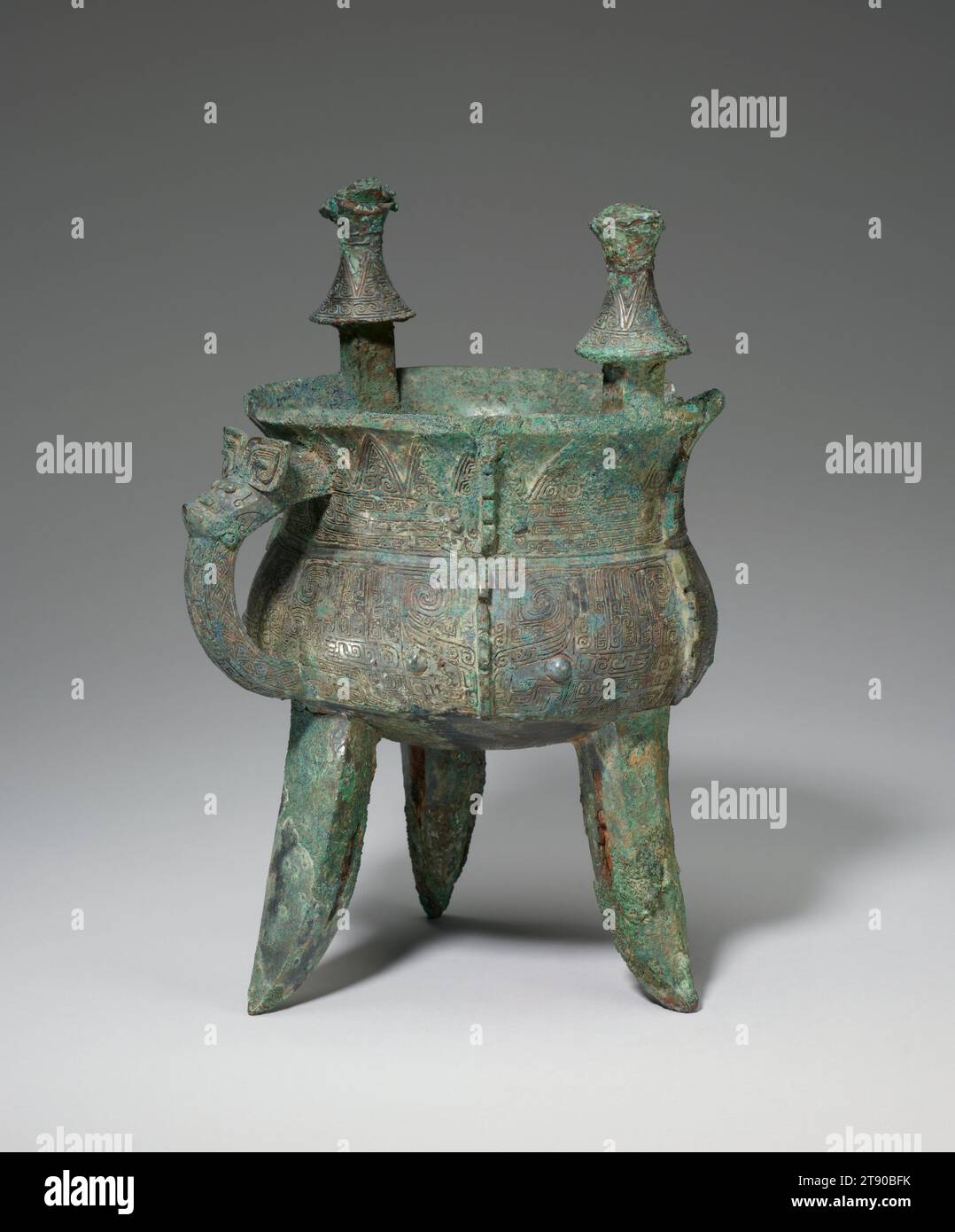 Récipient à vin Jia, 13e-12e siècle av. J.-C., 10 13/16 × 7 1/2 × 7 13/16 po., 5,7 lb. (27,46 × 19,05 × 19,84 cm, 2,6 kg), Bronze, Chine, 13e-12e siècle av. J.-C. Banque D'Images