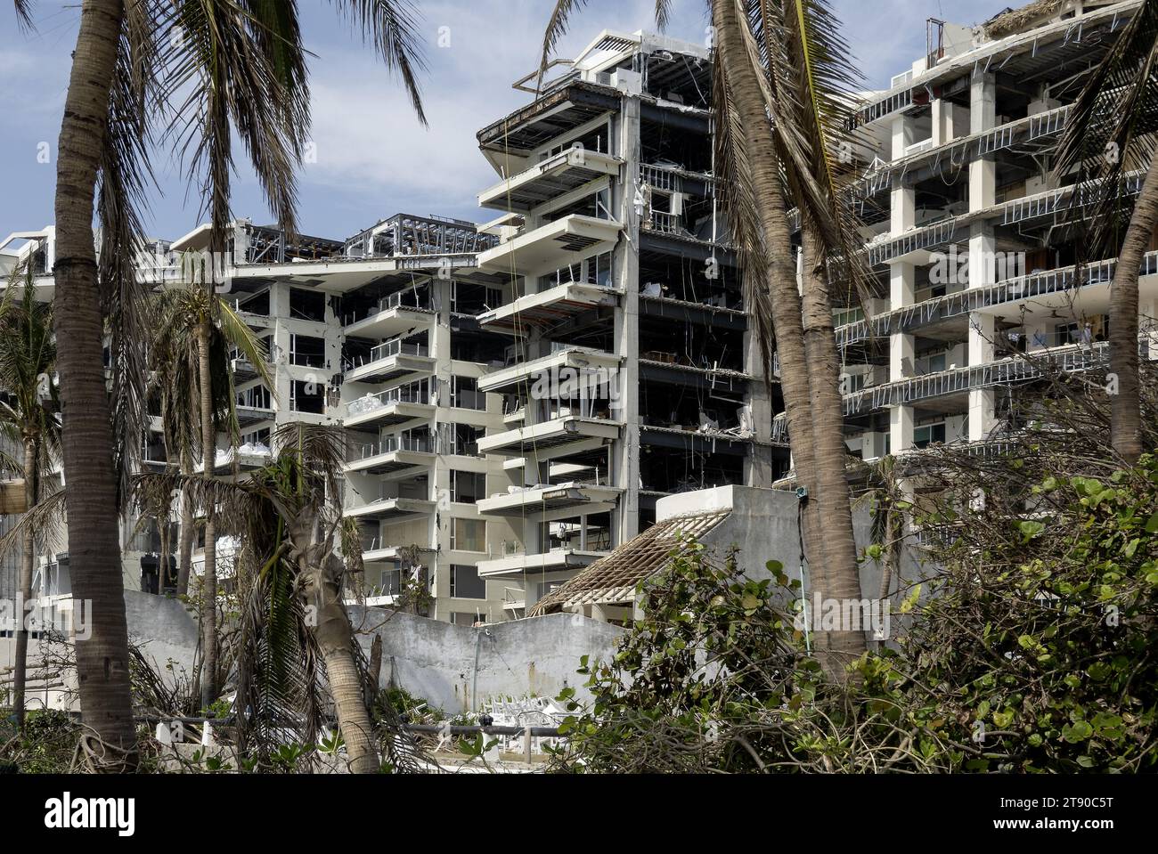 Bâtiments endommagés à Acapulco, au Mexique, après que l'ouragan de catégorie 5 Otis ait frappé la ville le 26 octobre 2023 Banque D'Images