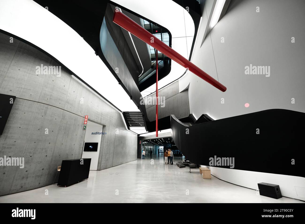 Rome, Italie - octobre 29 2023 : intérieur du musée national MAXXI d'art contemporain et d'architecture du 21e siècle, bâtiment conçu par Zaha Hadid Banque D'Images