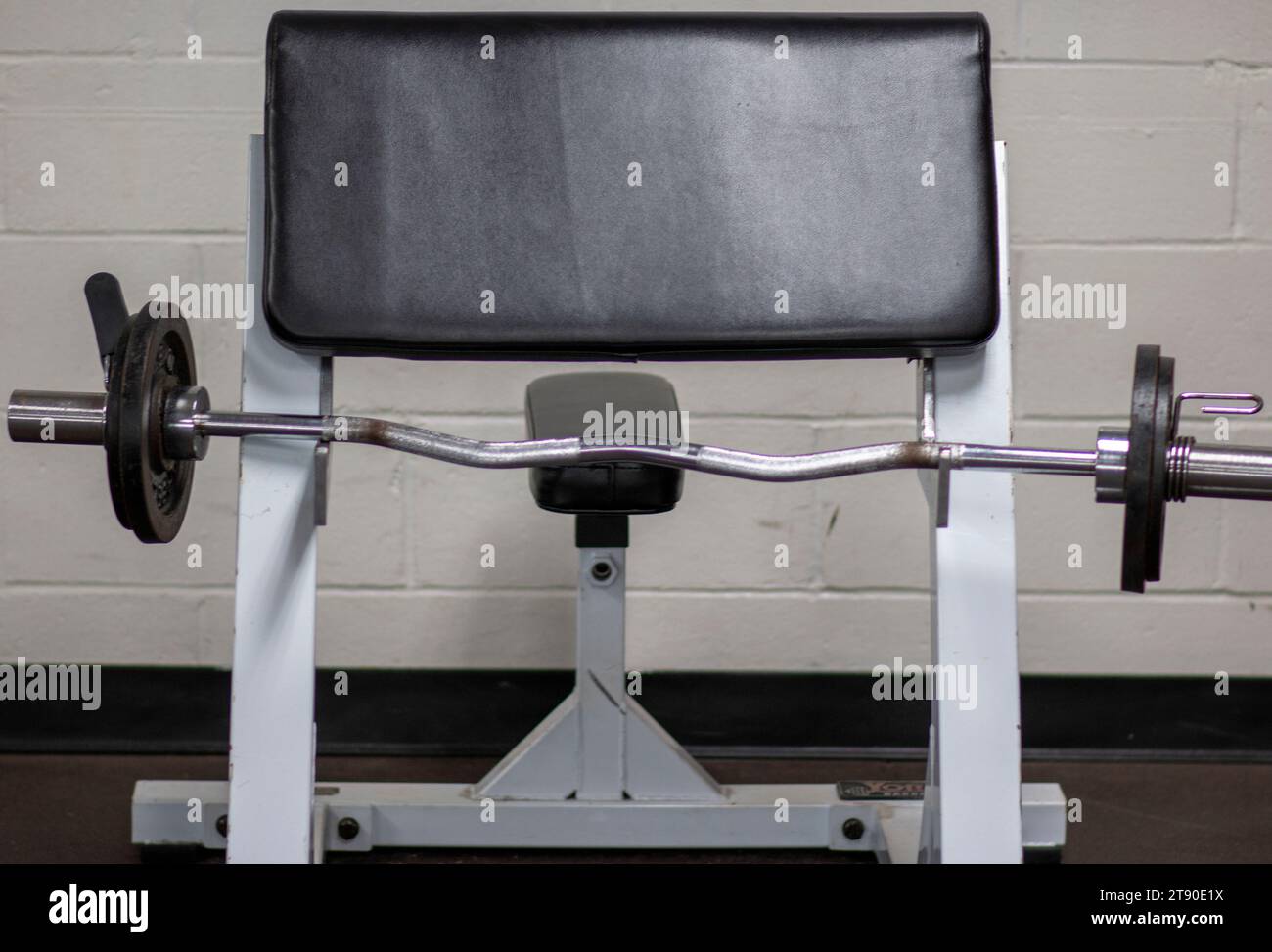 Un banc avec une barre dessus dans une salle de gym. Banque D'Images