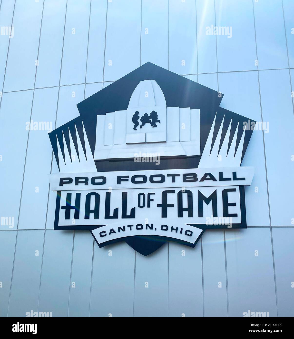 Canton, Ohio, États-Unis - 4 août 2023 : panneau du hall de la renommée du football professionnel sur le côté d'un bâtiment. Banque D'Images