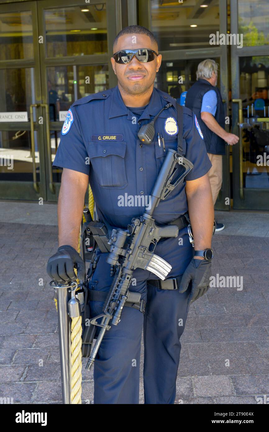 Policier du Capitole en service devant le centre d'accueil du Capital Building à Washington DC Banque D'Images