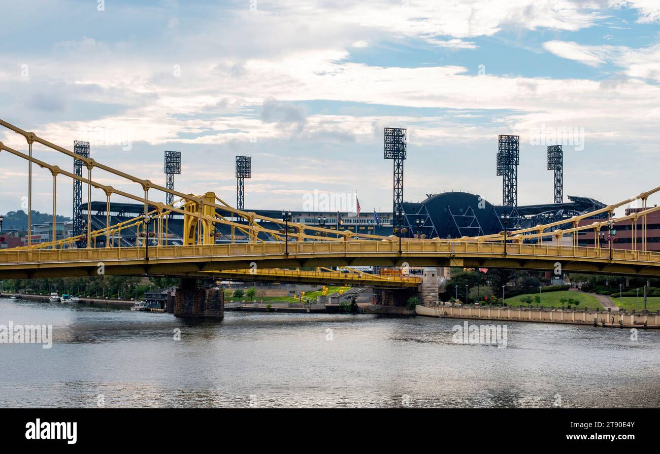 Pittsburgh, Pennsylvanie, États-Unis - 6 août 2023 : vue à travers les ponts Sevent et sixième rue au PNC Park Banque D'Images
