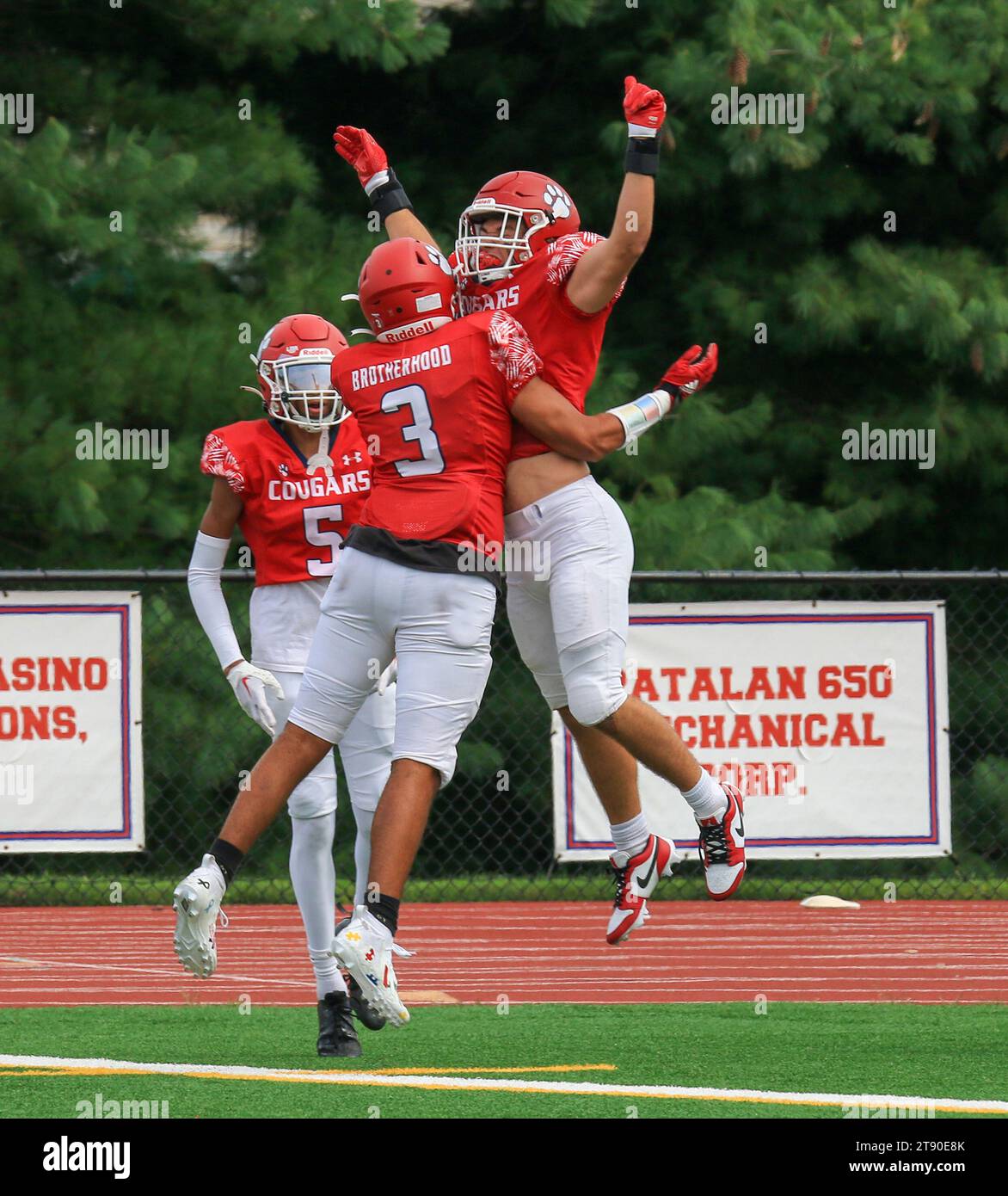 West Islip, New York, États-Unis - 16 septembre 2023 : deux footballeurs de lycée sautent en l'air pour une bosse de poitrine après avoir marqué un touchdown pendant un Banque D'Images