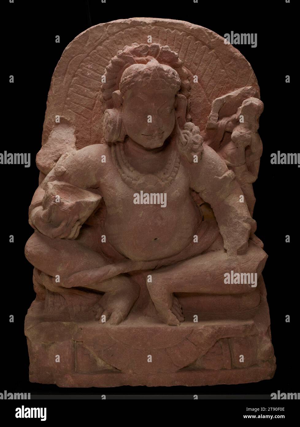 Kubera, 8e siècle, 35 3/4 × 21 1/4 × 7 3/4 po. (90,81 × 53,98 × 19,69 cm) (env., sans base), grès rouge, Inde, 8e siècle, dans les premières religions indiennes, le Kubera à ventre en pot était le roi des divinités semi-divines de la nature connues sous le nom de yakshas, esprits protecteurs qui gardaient les trésors. Dans les années 500, le concept de Kubera, le dieu de la richesse et de l'abondance, a été absorbé par les panthéons religieux hindous, jaïns et bouddhistes. Dans cette sculpture, sculptée dans un grès rosâtre similaire au jali moghol derrière elle, la divinité tient dans sa main gauche une tasse pour déguster du vin Banque D'Images