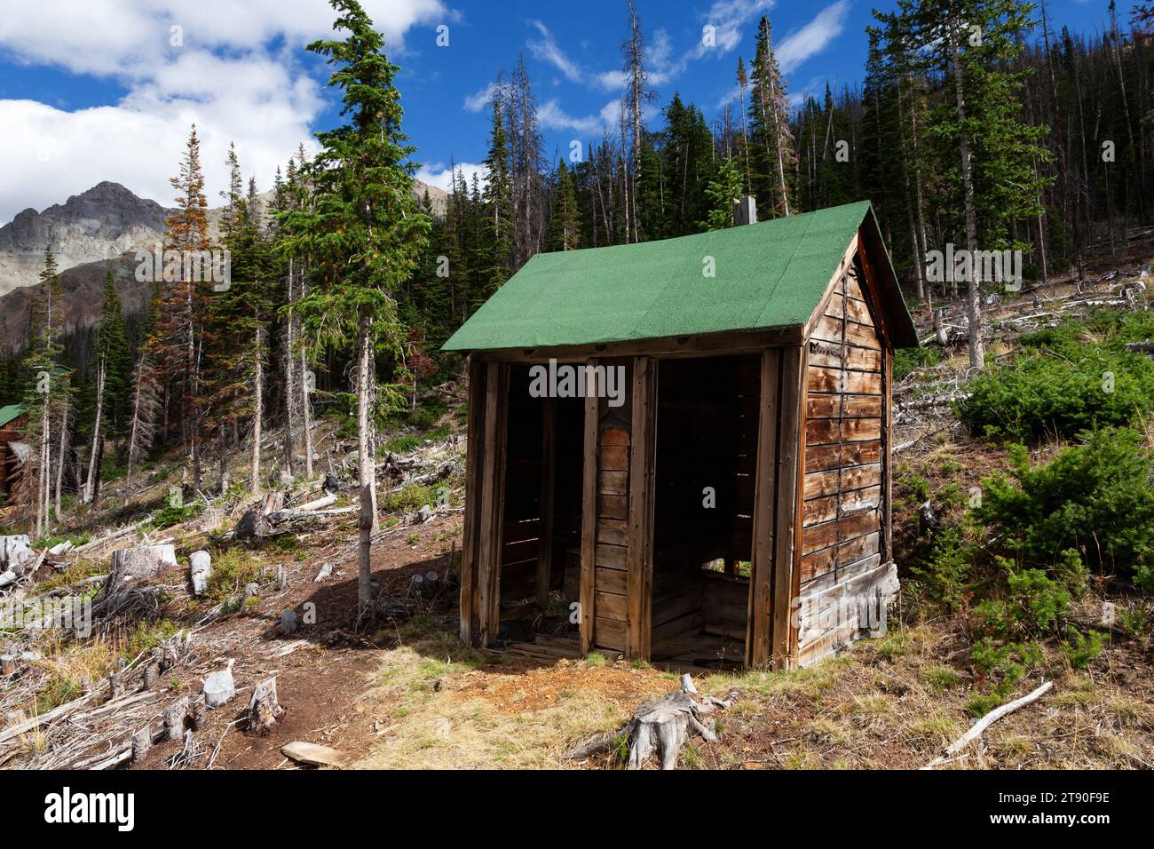 Un pavillon de deux places dans la ville minière abandonnée de Kirwin dans la forêt nationale de Shoshone. Kirwin se trouve dans les montagnes Absaroka à l'ouest de la ville o Banque D'Images