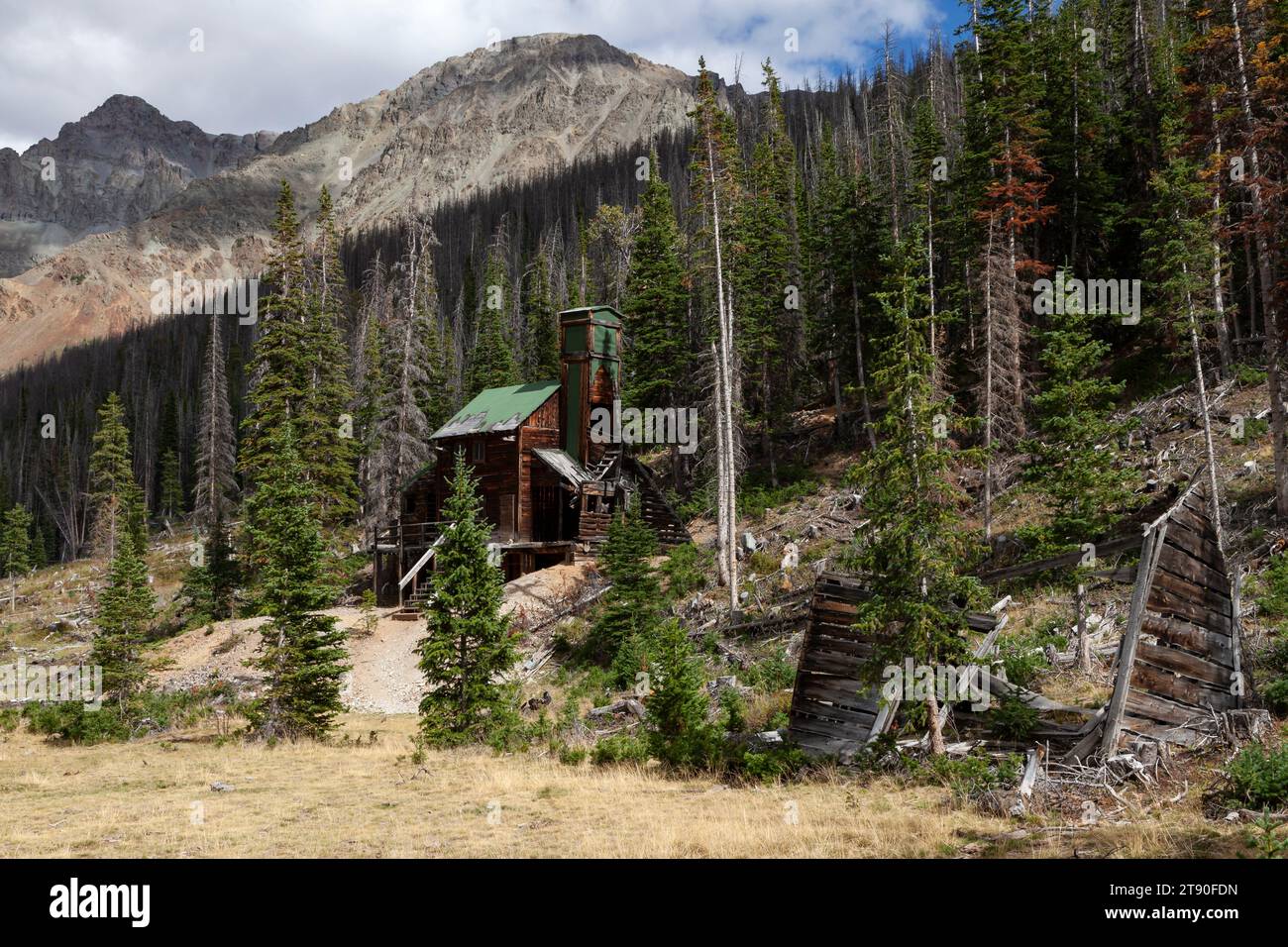 Le Wolf Mine Shafthouse se trouve toujours dans la ville minière abandonnée de Kirwin dans la forêt nationale de Shoshone. Kirwin est assis dans les montagnes Absaroka We Banque D'Images