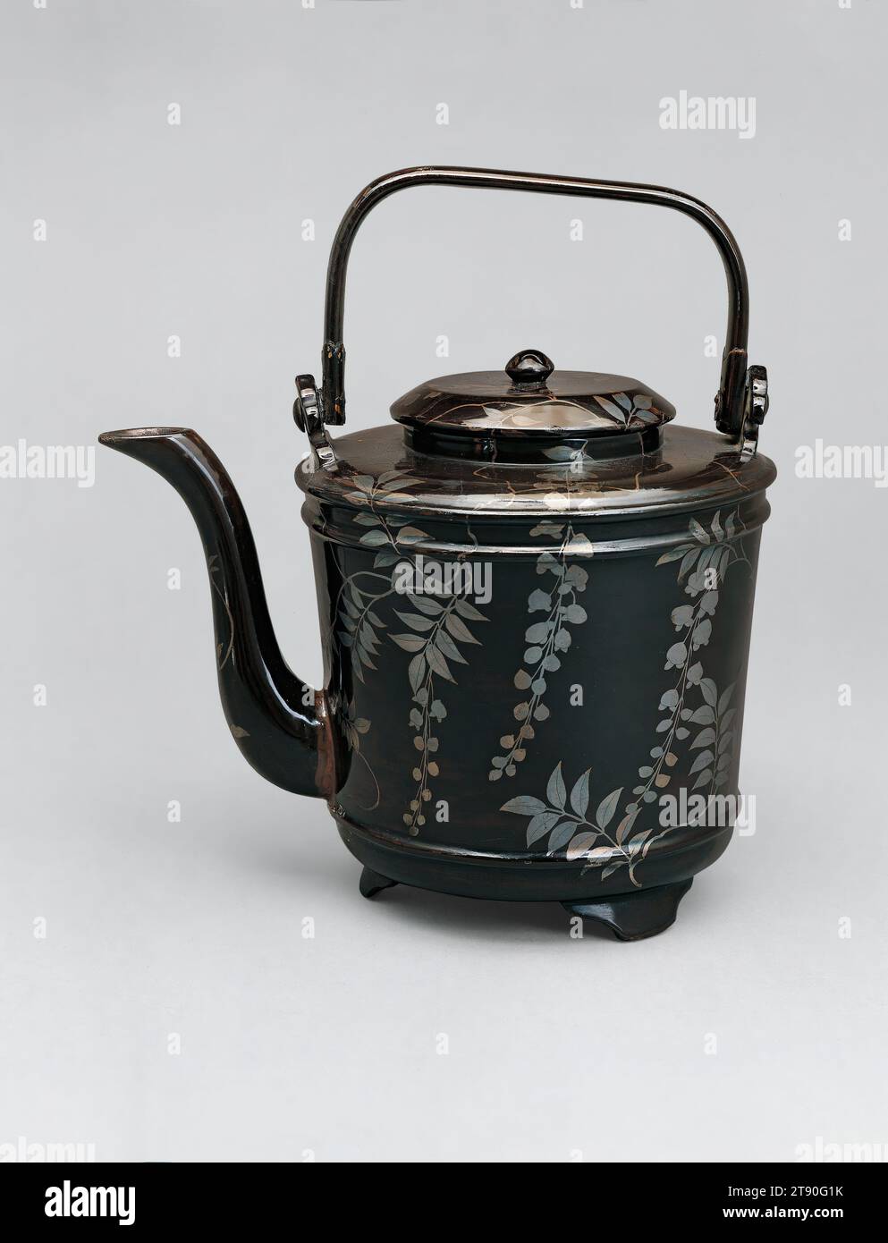 Aiguière pour l'eau chaude avec la Wisteria, fin 16e - début 17e siècle, Japonais inconnu, 9 13/16 × 8 15/16 × 6 7/16 po. (24,92 × 22,7 × 16,35 cm), laque noire avec des traces de laque rouge et argent et or maki-e, Japon, 16e-17e siècle, à la fin du 16e siècle, la noblesse a commencé à ajouter de élégantes aiguières d'eau chaude comme celle-ci à leur vaisselle. Plus tard, une telle aiguière aurait pu être utilisée pour les repas légers qui précèdent le chanoyu, la préparation cérémonielle du thé vert en poudre Banque D'Images