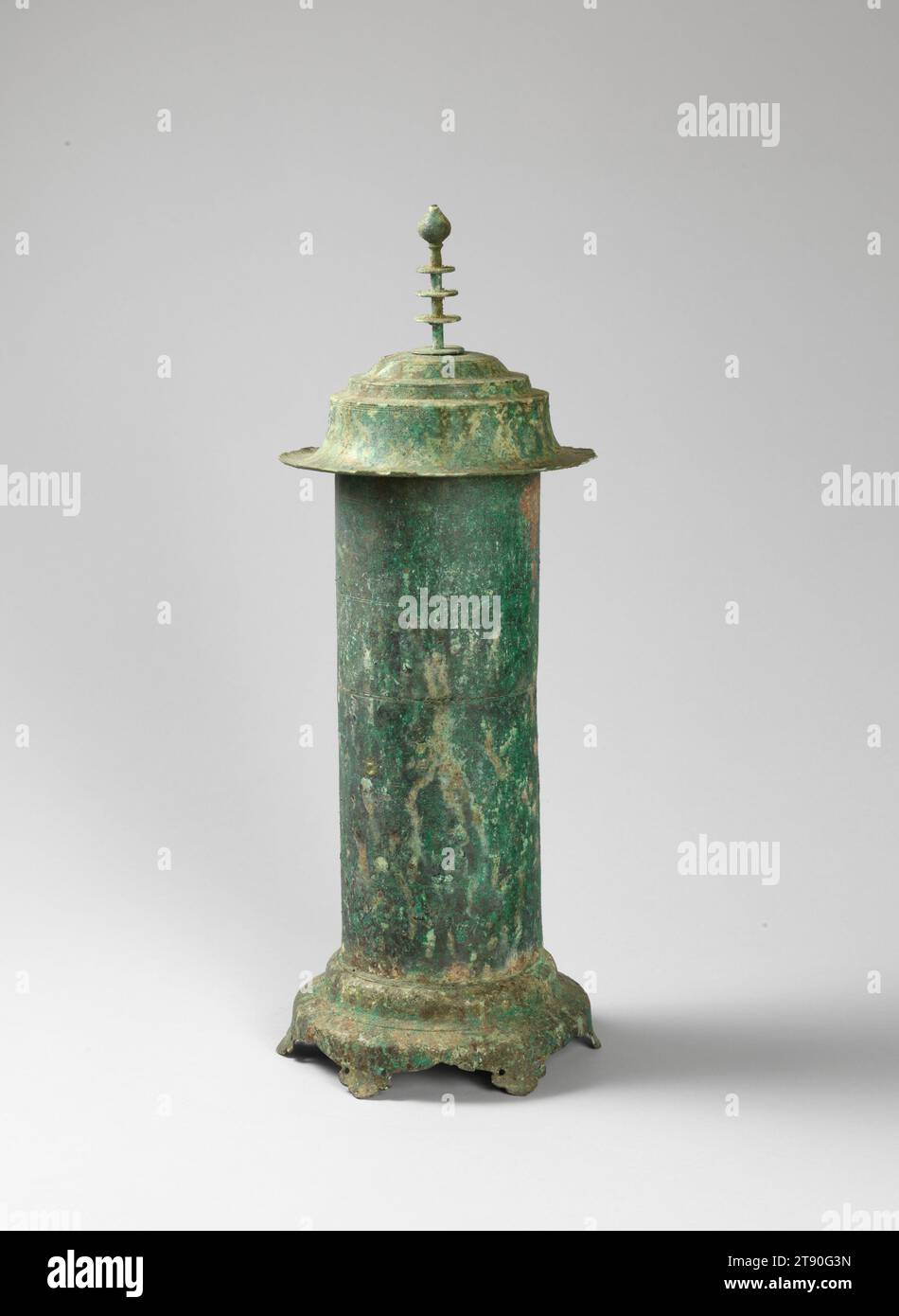 Conteneur cylindrique Sutra, première moitié du 12e siècle, Japonais inconnu, 17 × 6 5/16 × 6 1/4 po. (43,18 × 16,03 × 15,88 cm) (avec couvercle), Bronze, Japon, 12e siècle, selon la croyance bouddhiste japonaise, l'année 1052 marque le début d'une ère dégénérative connue sous le nom de mappō, les derniers jours de la loi bouddhiste. Au cours de ces soi-disant derniers jours, la pratique de la loi bouddhiste (ou «dharma») s'éteindrait, empêchant quiconque de gagner l'illumination et d'échapper au cycle de la mort et de la renaissance. L’arrivée de Miroku, le bouddha du futur, au bout de dix mille ans, reviendra Banque D'Images